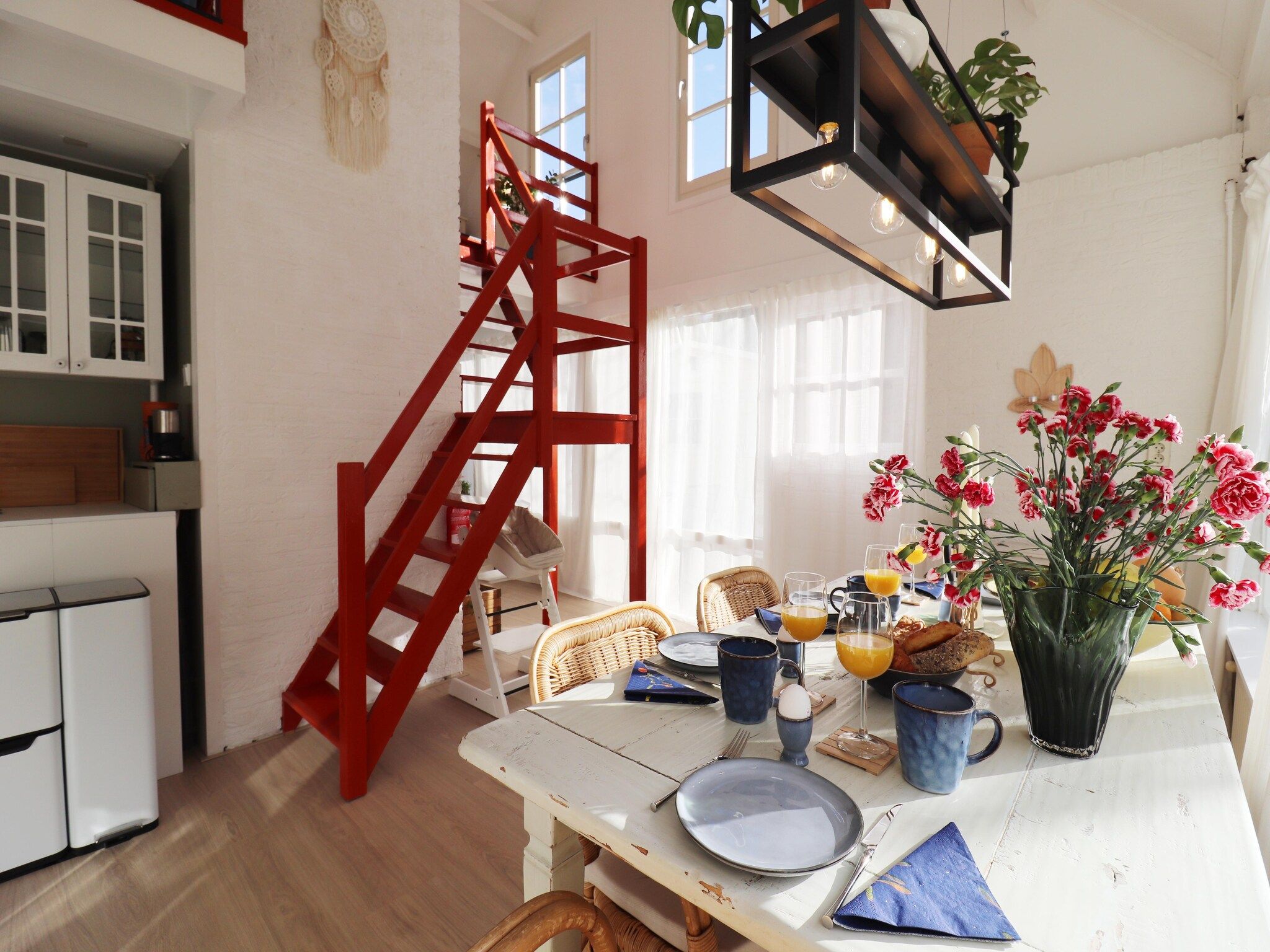 De eetkamer van Casa Divera in Noordwijkerhout