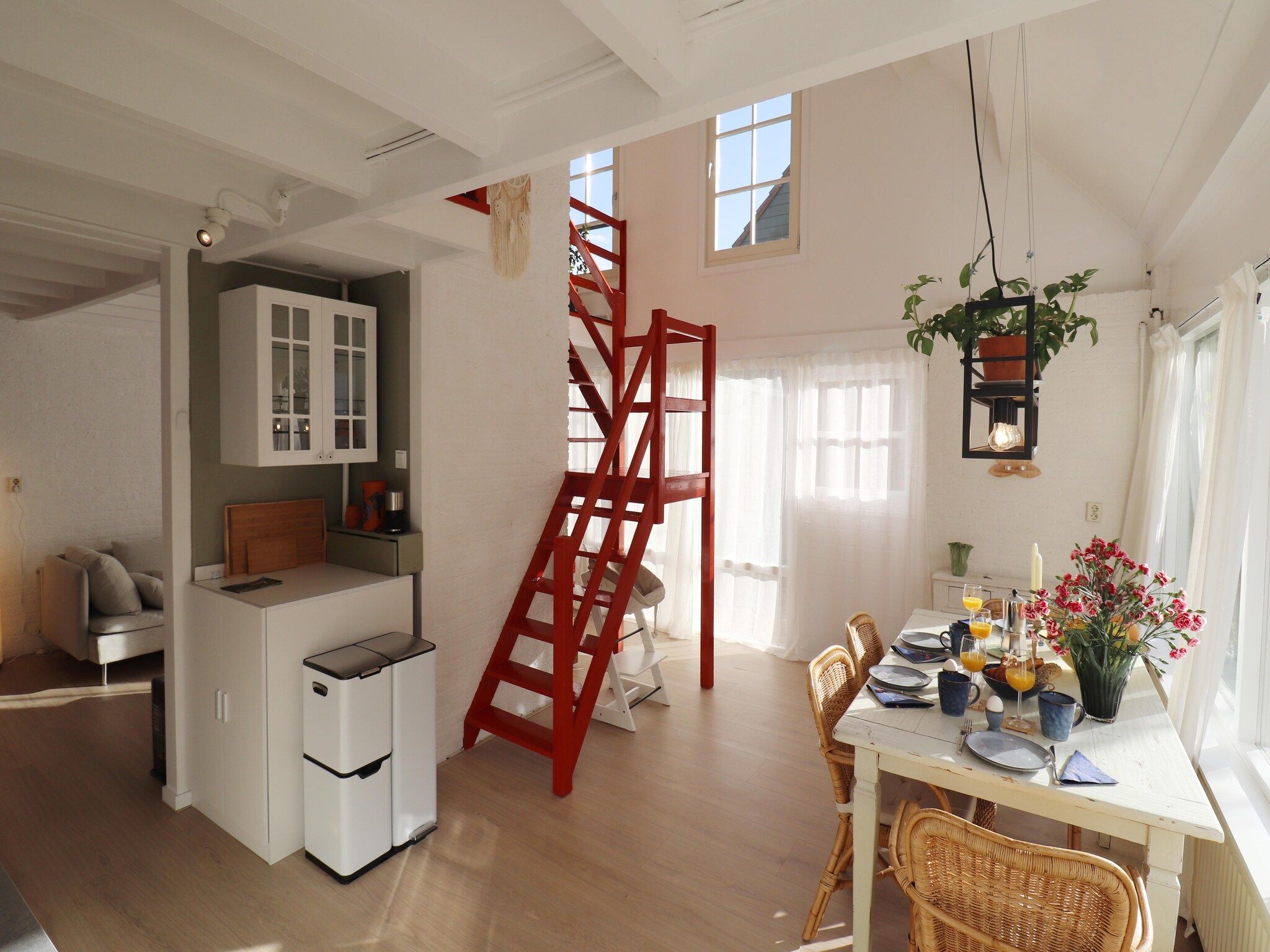 De eetkamer van Casa Divera in Noordwijkerhout