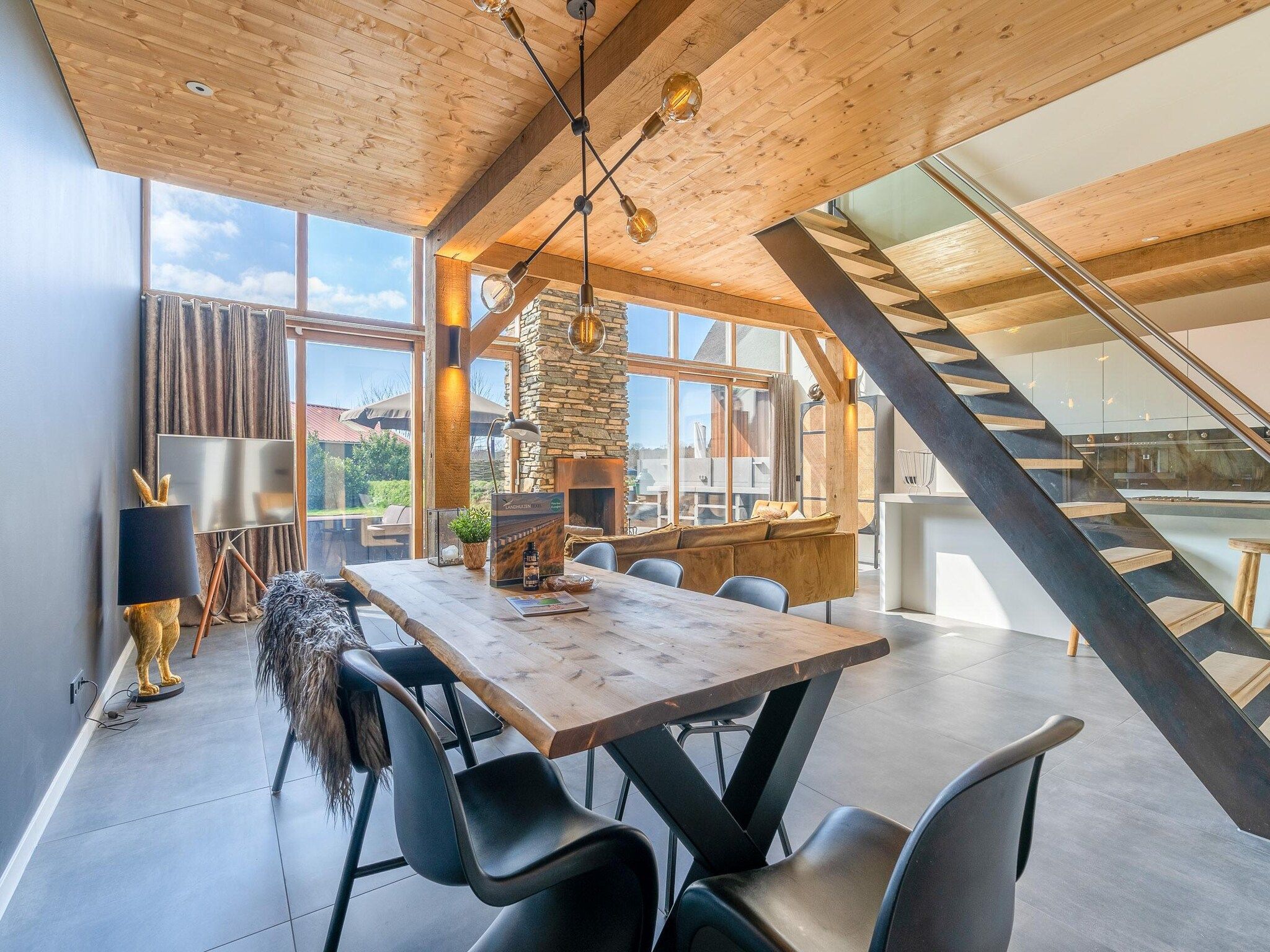 De eetkamer van Villa Buytenplaats 181 in De Koog