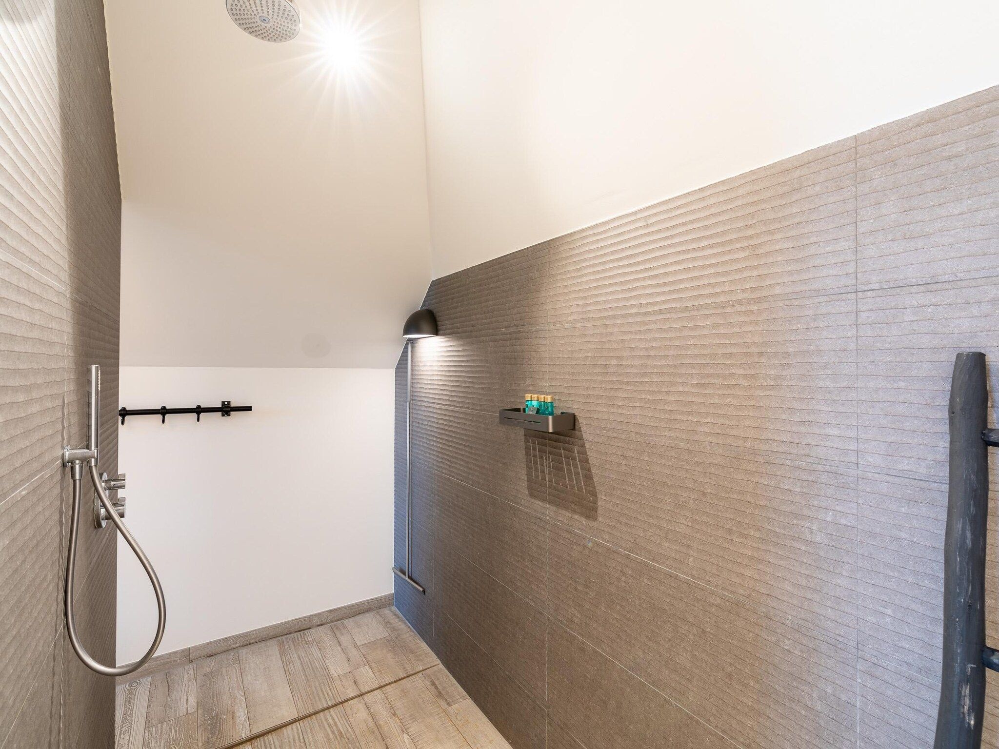 De badkamer van Villa Buytenplaats 181 in De Koog