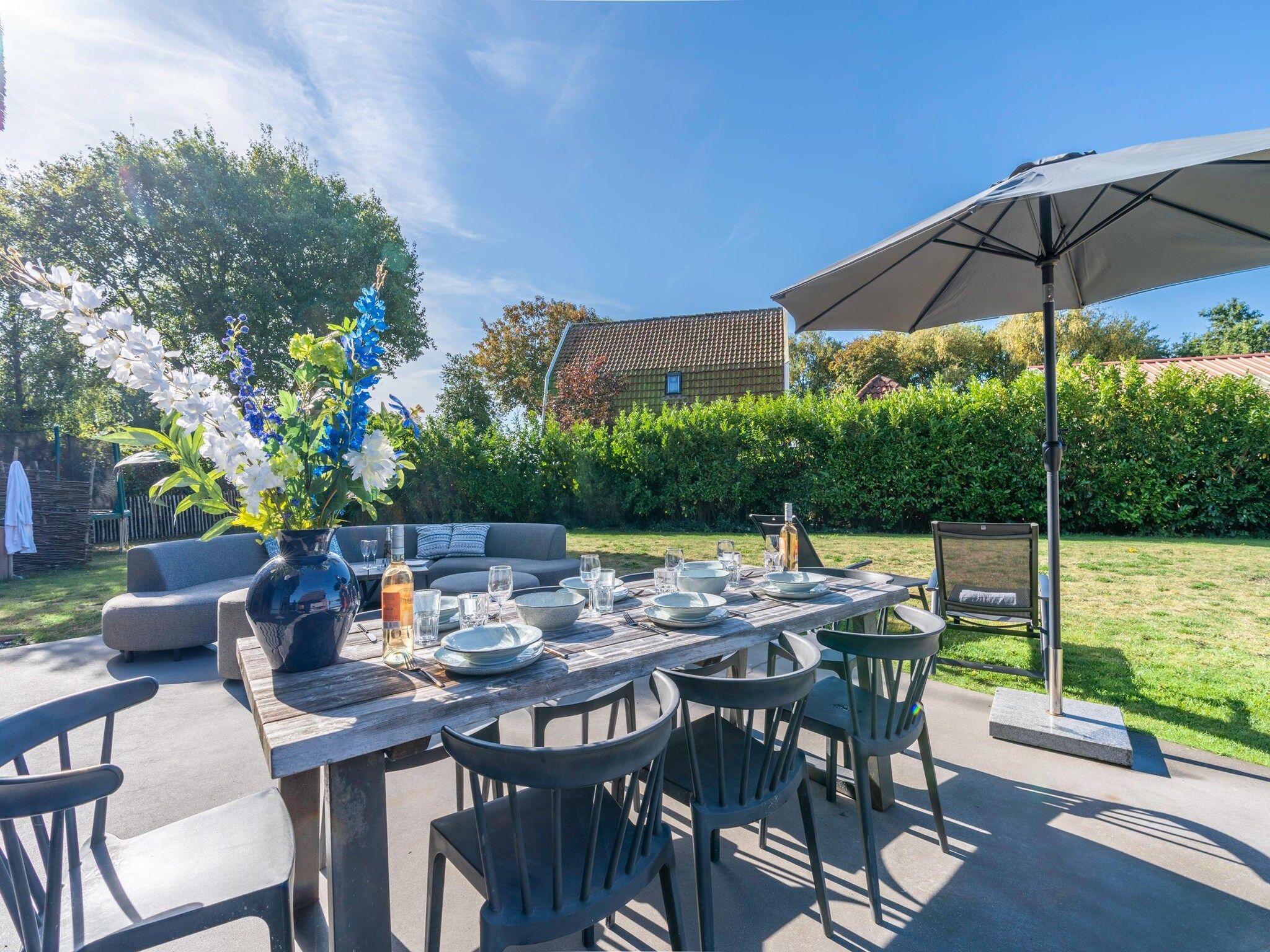 Het terras van Villa Buytenplaats 181 in De Koog