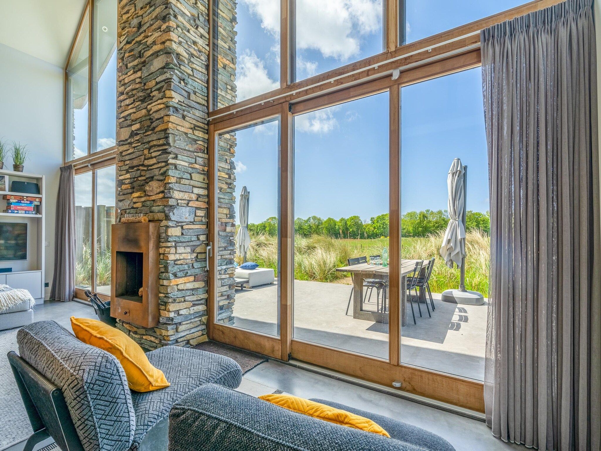 De woonkamer van Villa Buytenplaats 193 in De Koog