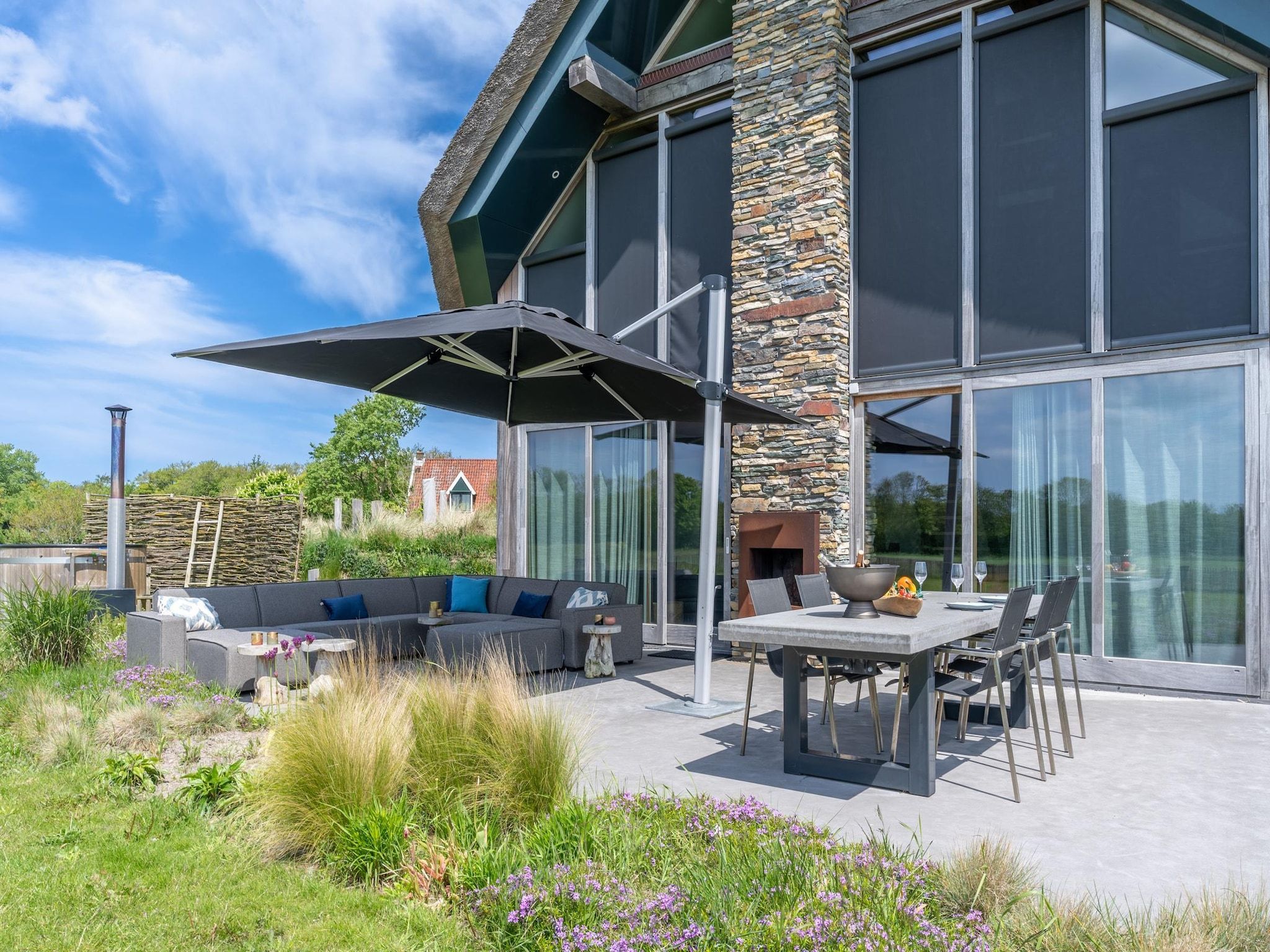 Het terras van Villa Buytenplaats 191 in De Koog