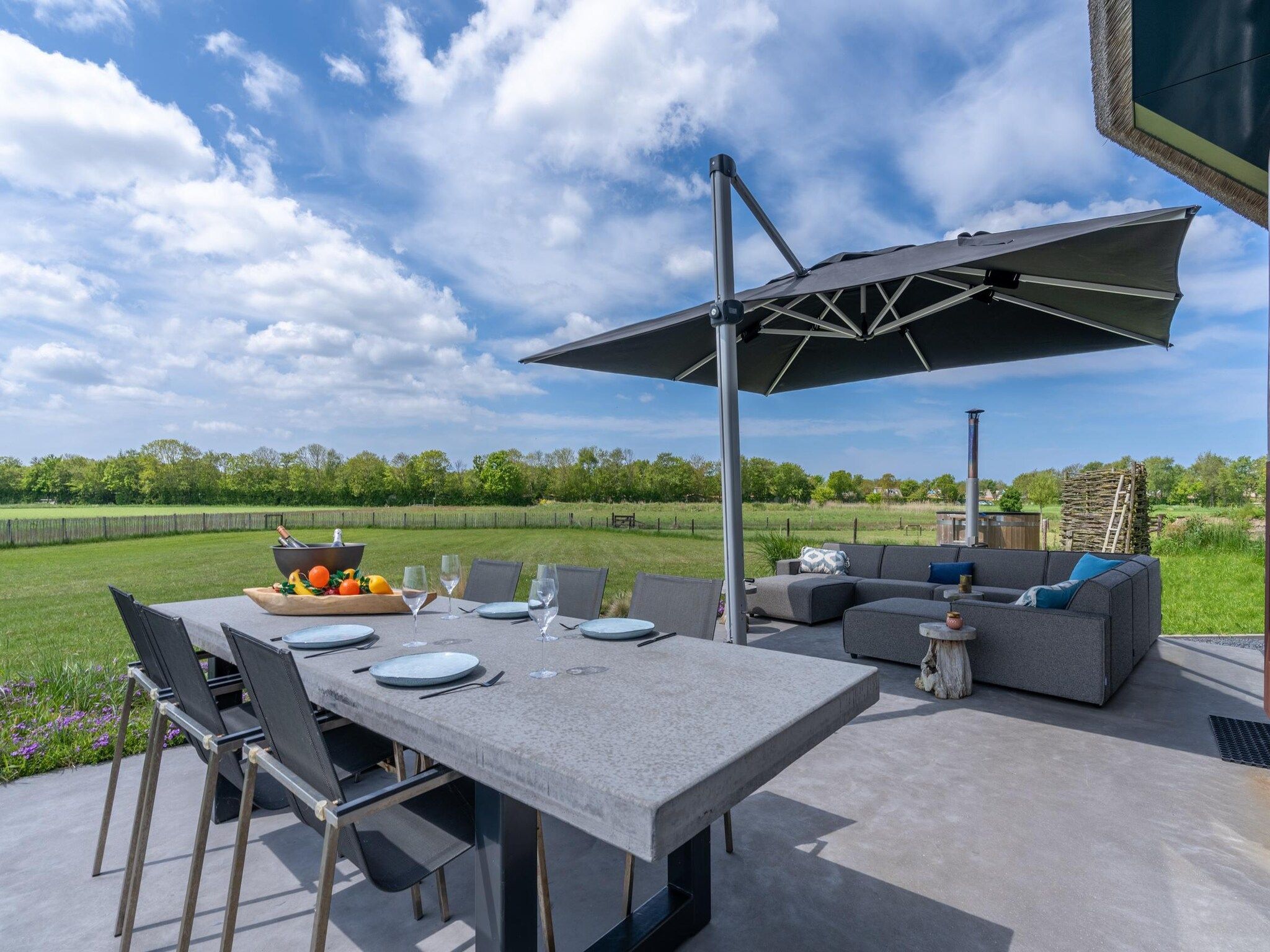 Het terras van Villa Buytenplaats 191 in De Koog