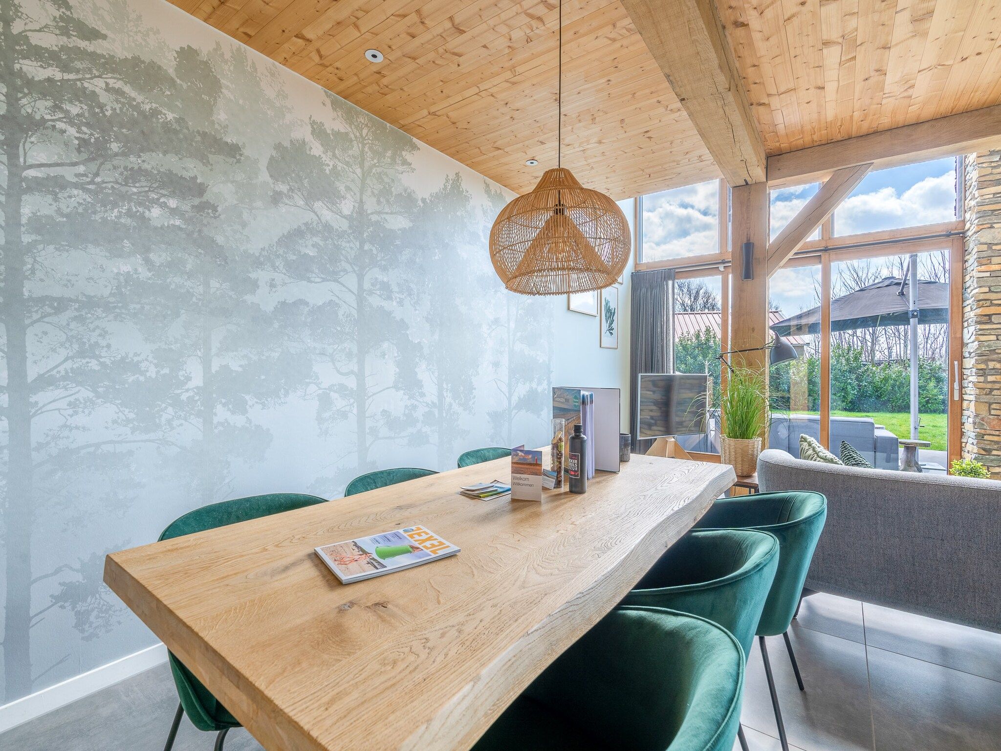 De eetkamer van Villa Buytenplaats 183 in De Koog