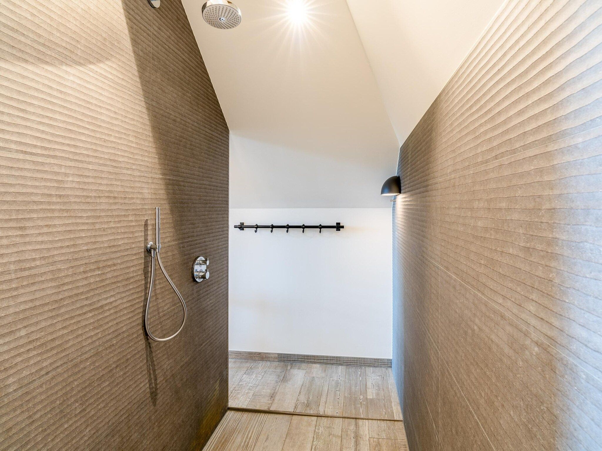 De badkamer van Villa Buytenplaats 183 in De Koog