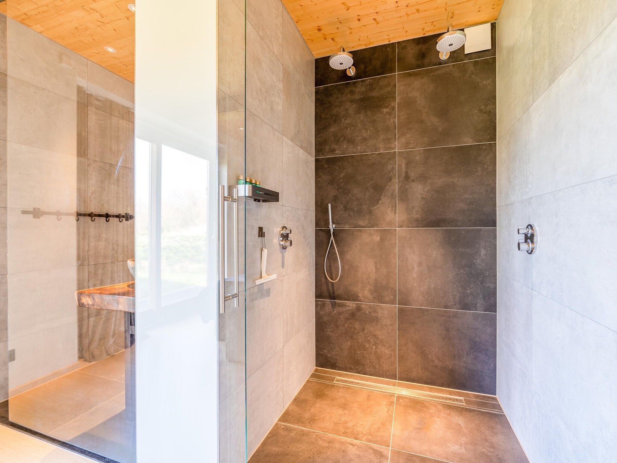 De badkamer van Villa Buytenplaats 189 in De Koog