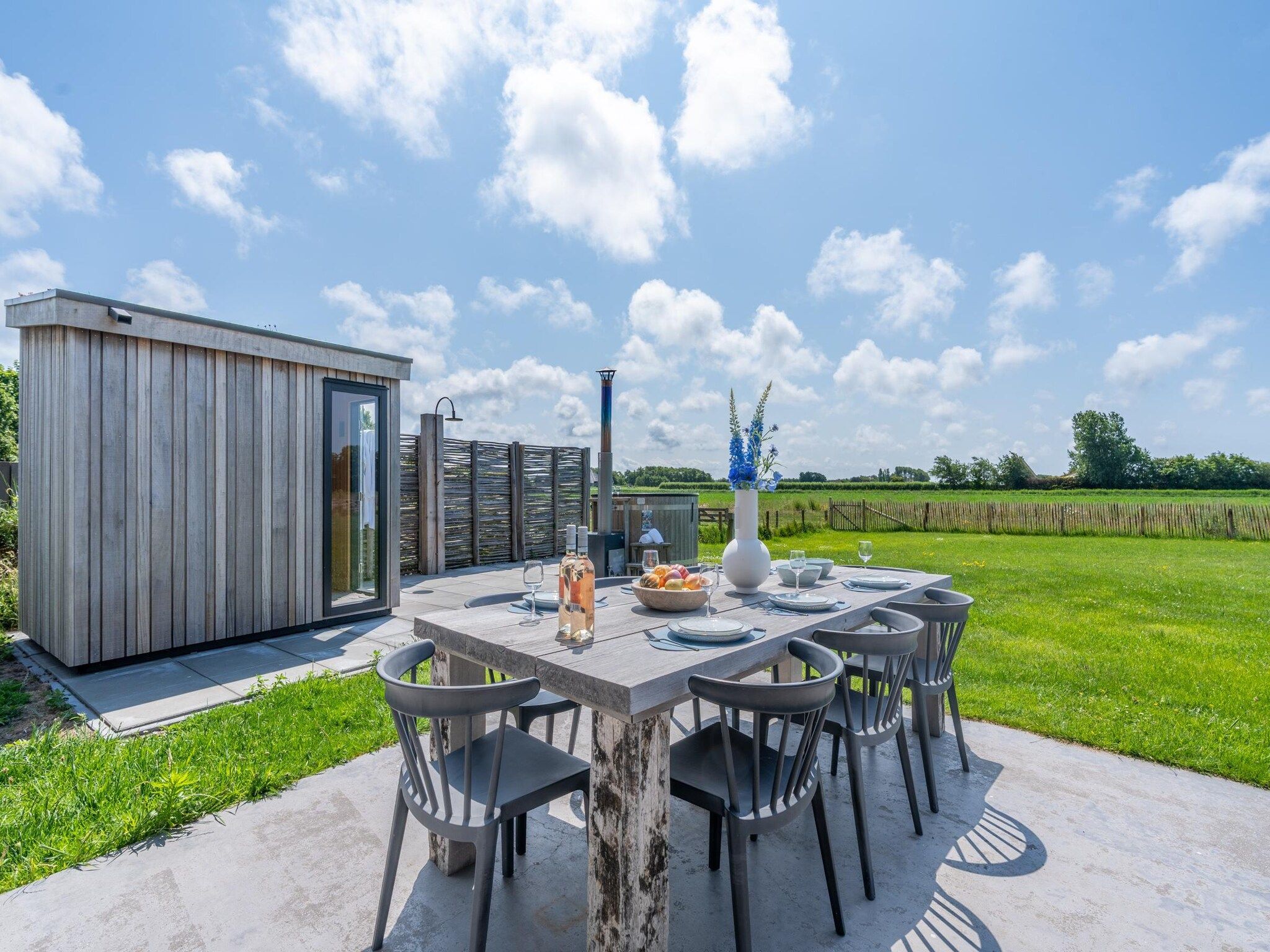 Het terras van Villa Buytenplaats 189 in De Koog