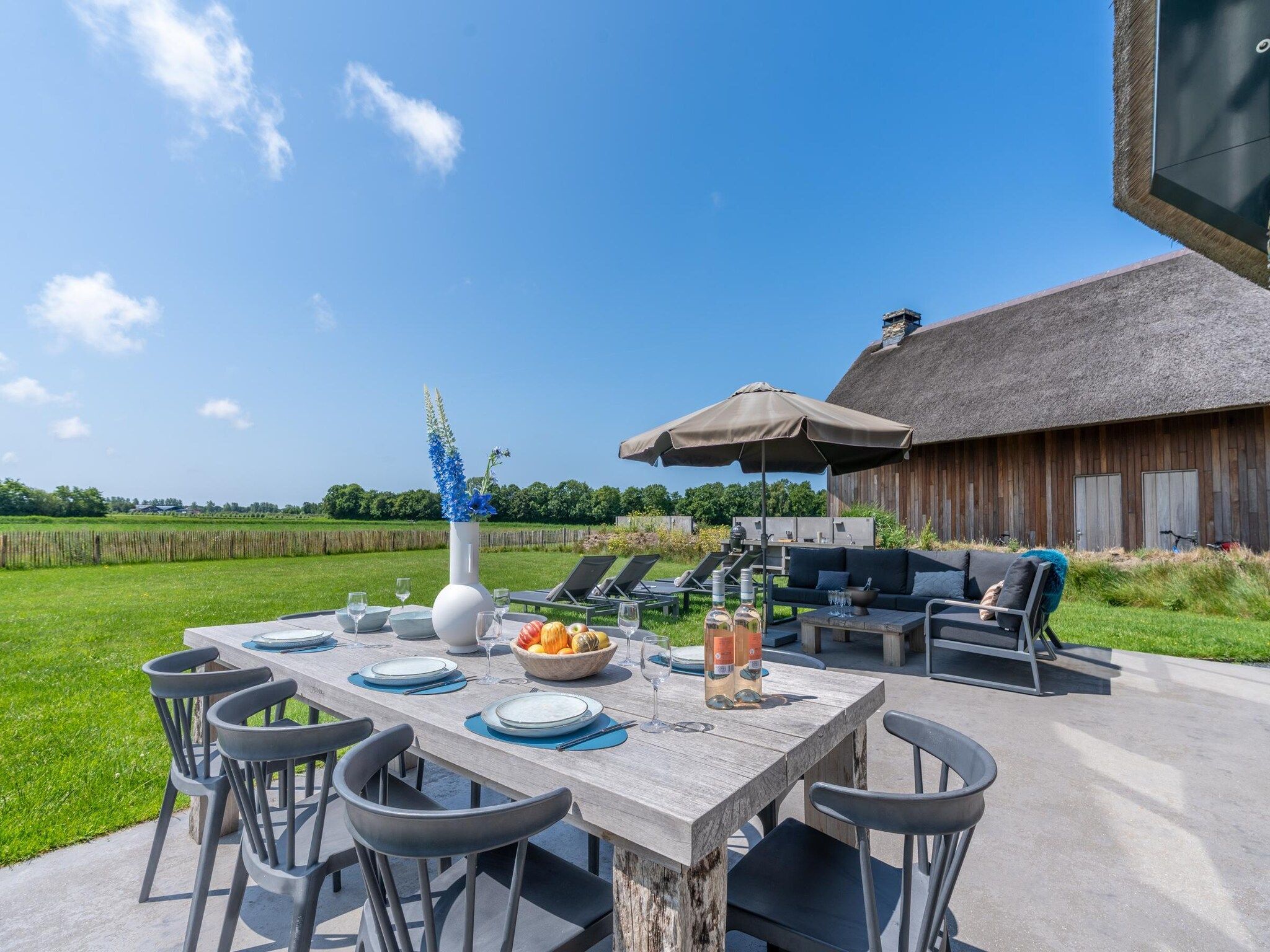 Het terras van Villa Buytenplaats 189 in De Koog