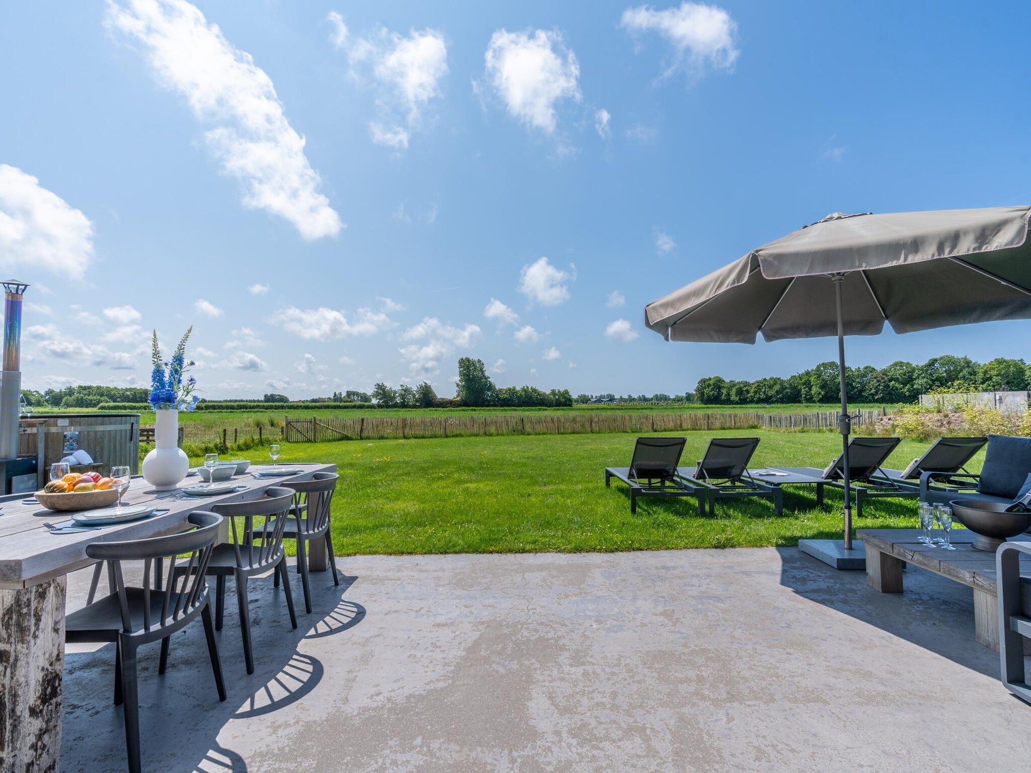 Het terras van Villa Buytenplaats 189 in De Koog