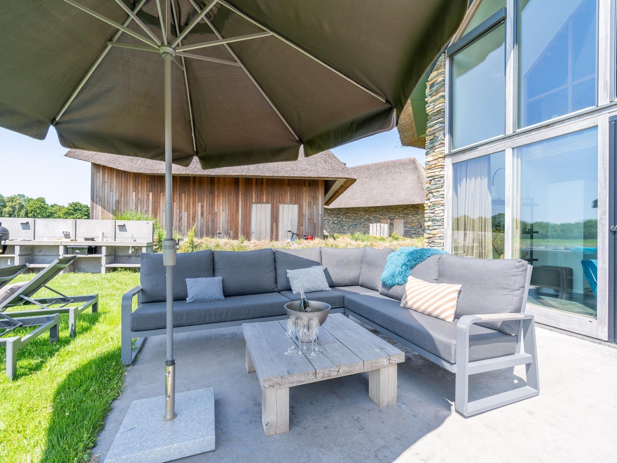 Het terras van Villa Buytenplaats 189 in De Koog