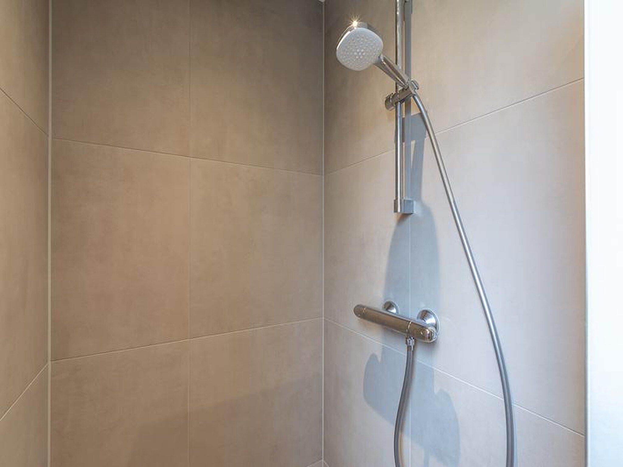 De badkamer van Sandepark 113 in Groote Keeten