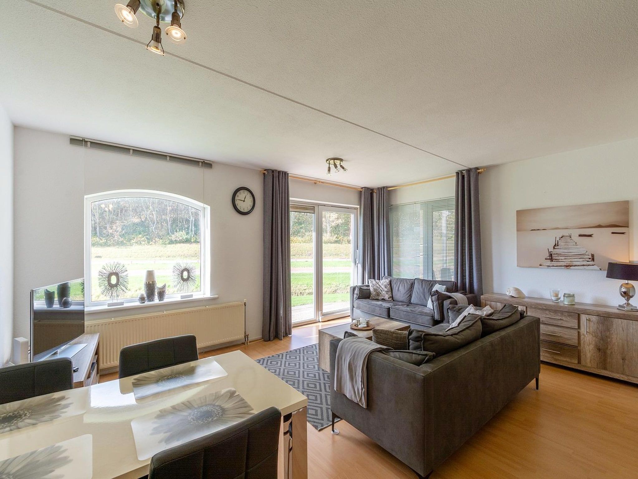 De woonkamer van Résidence Juliana 21 in Julianadorp aan Zee