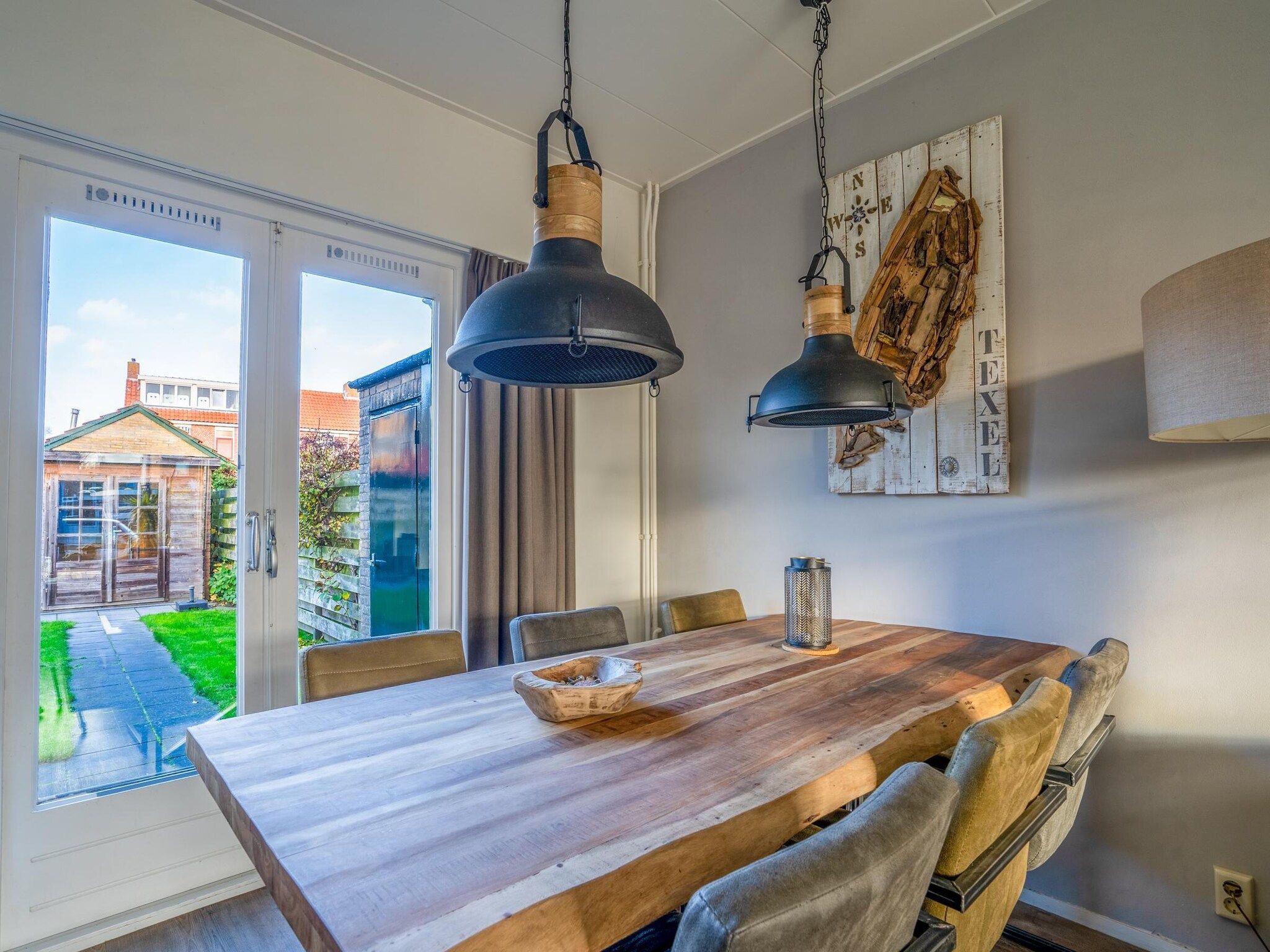 De eetkamer van Brink 24 - De Bosruiter in De Koog