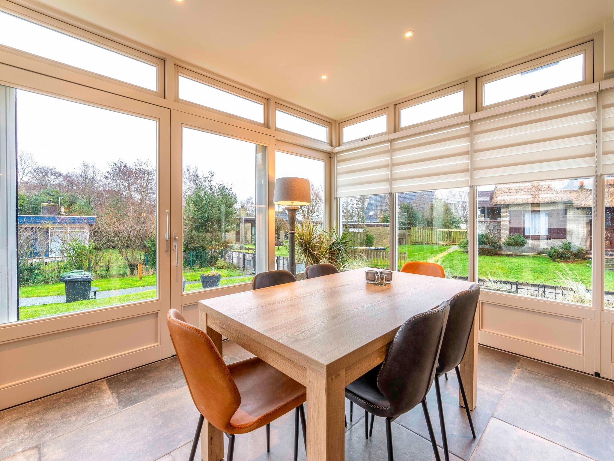 De eetkamer van Ruijslaan 69 - Huis Ter Duin in De Koog