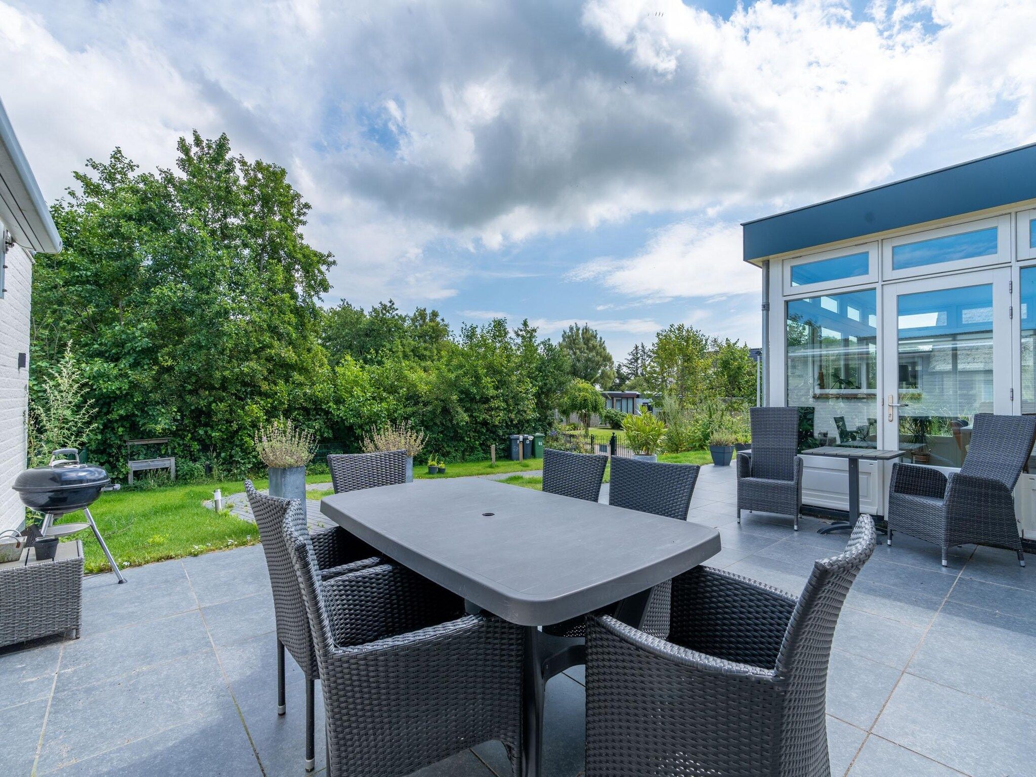 Het terras van Ruijslaan 69 - Huis Ter Duin in De Koog