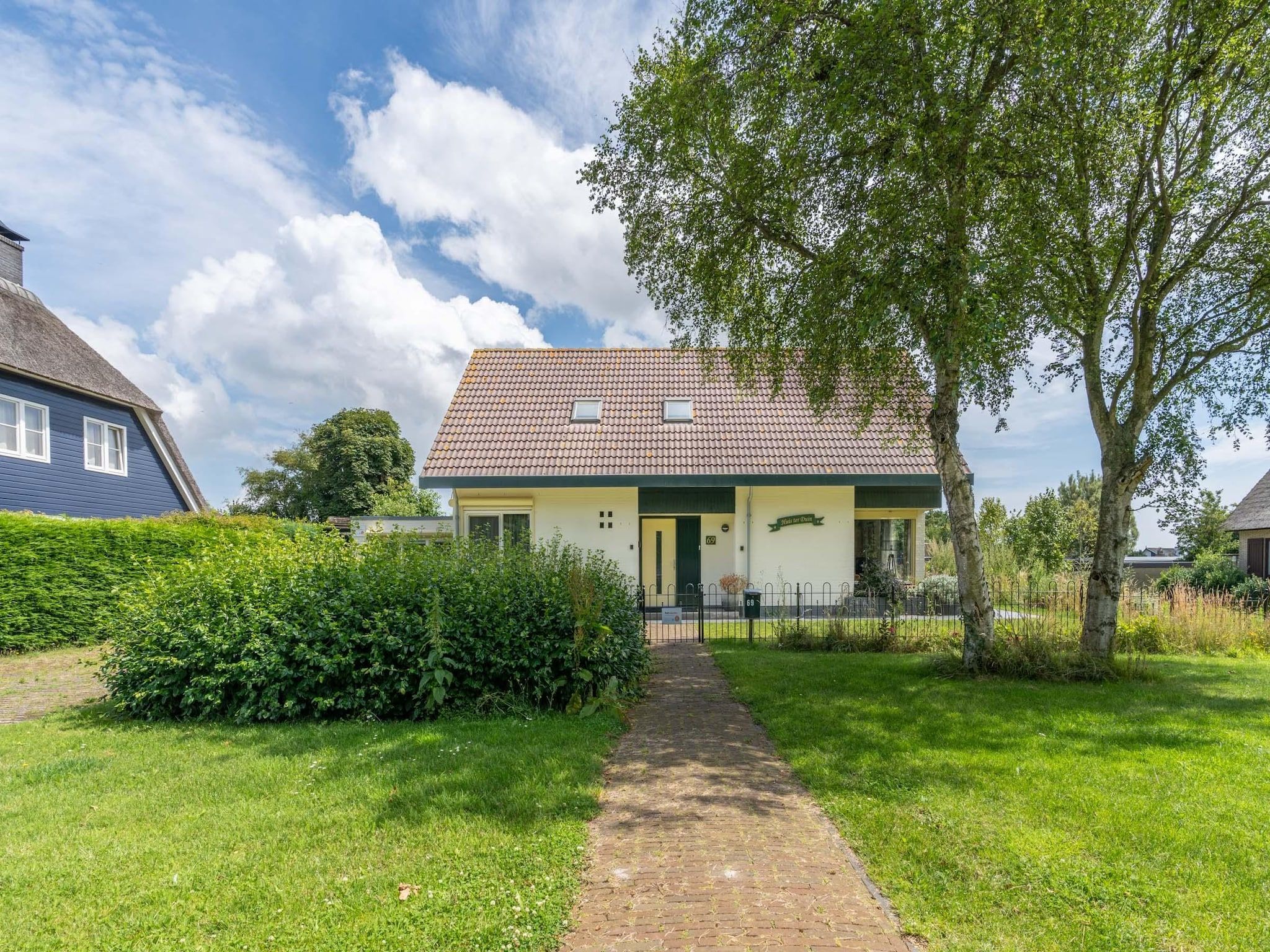 De buitenkant van Ruijslaan 69 - Huis Ter Duin in De Koog