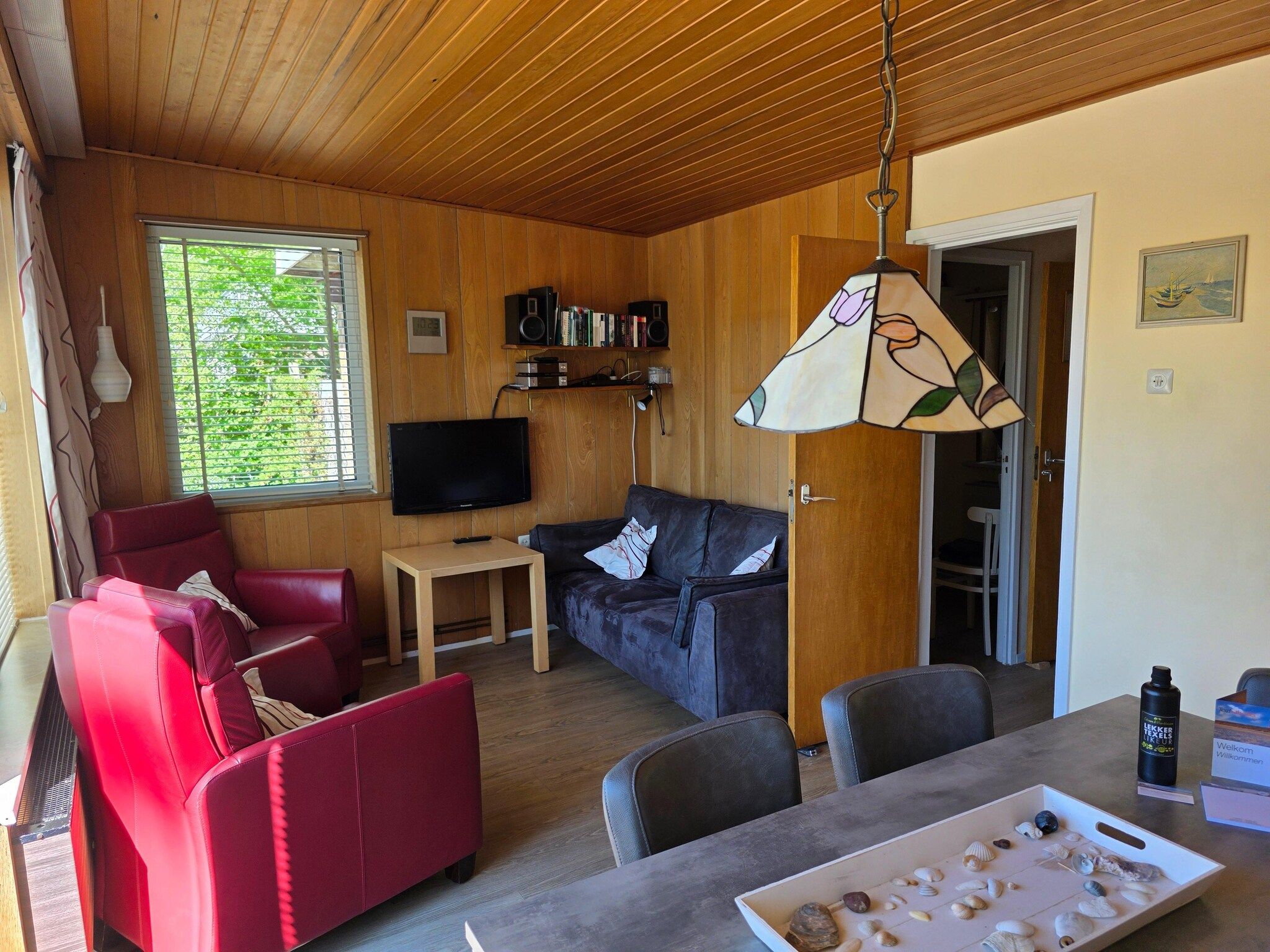 De woonkamer van Pelikaanweg 47 - Moha in De Koog