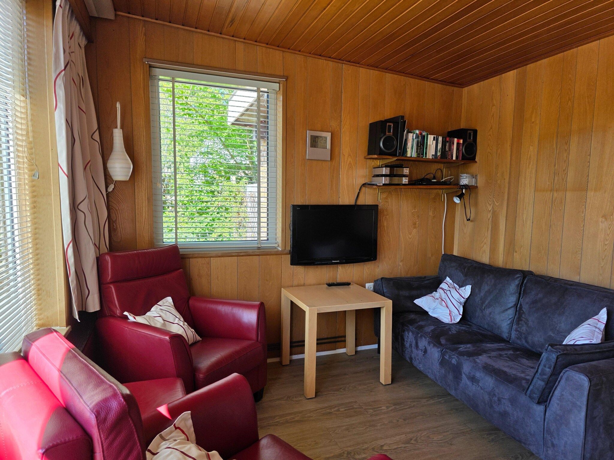 De woonkamer van Pelikaanweg 47 - Moha in De Koog