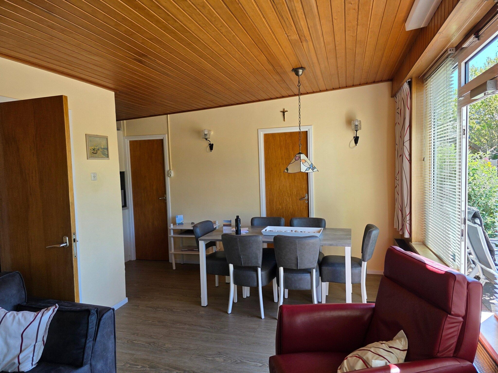 De woonkamer van Pelikaanweg 47 - Moha in De Koog