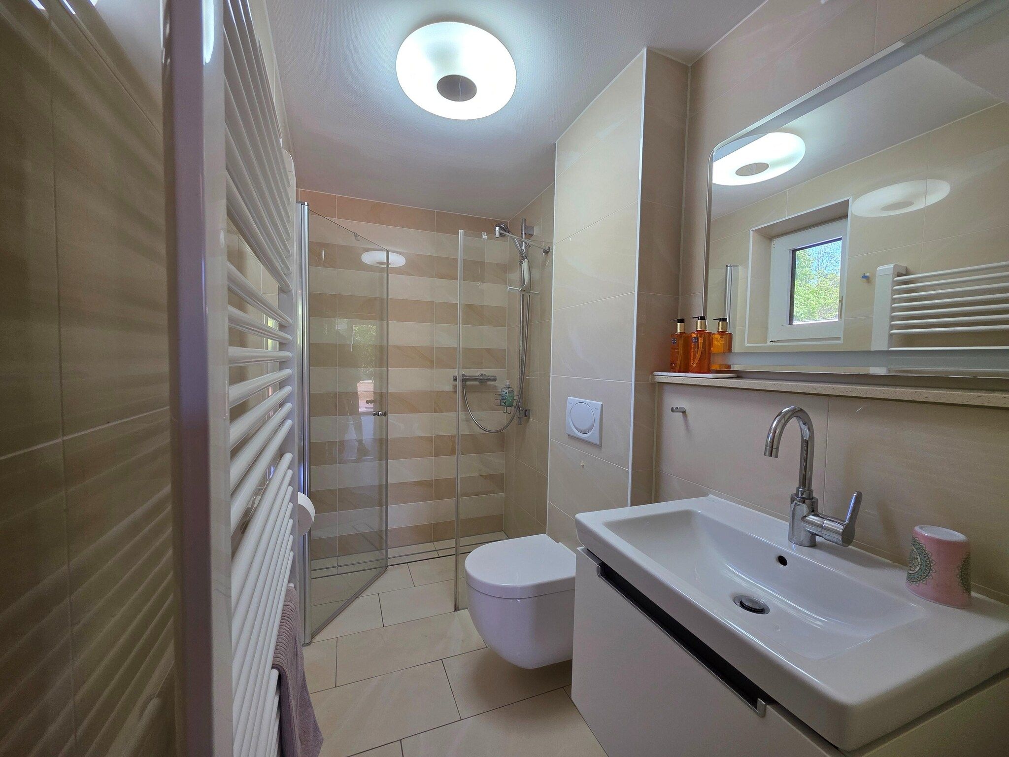 De badkamer van Pelikaanweg 47 - Moha in De Koog