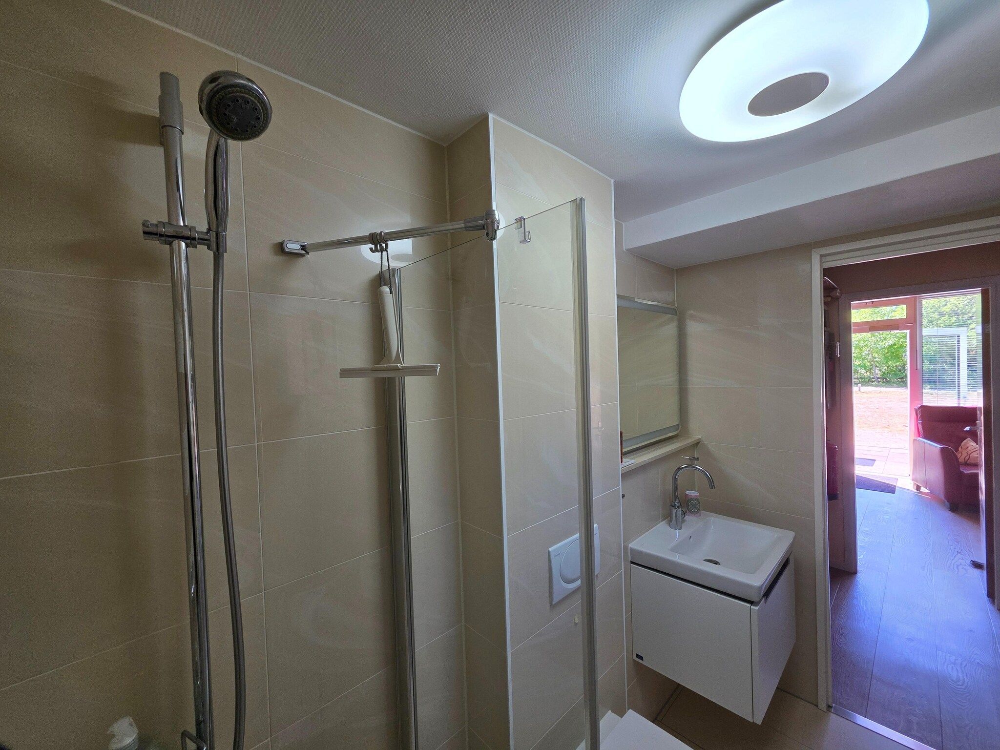 De badkamer van Pelikaanweg 47 - Moha in De Koog