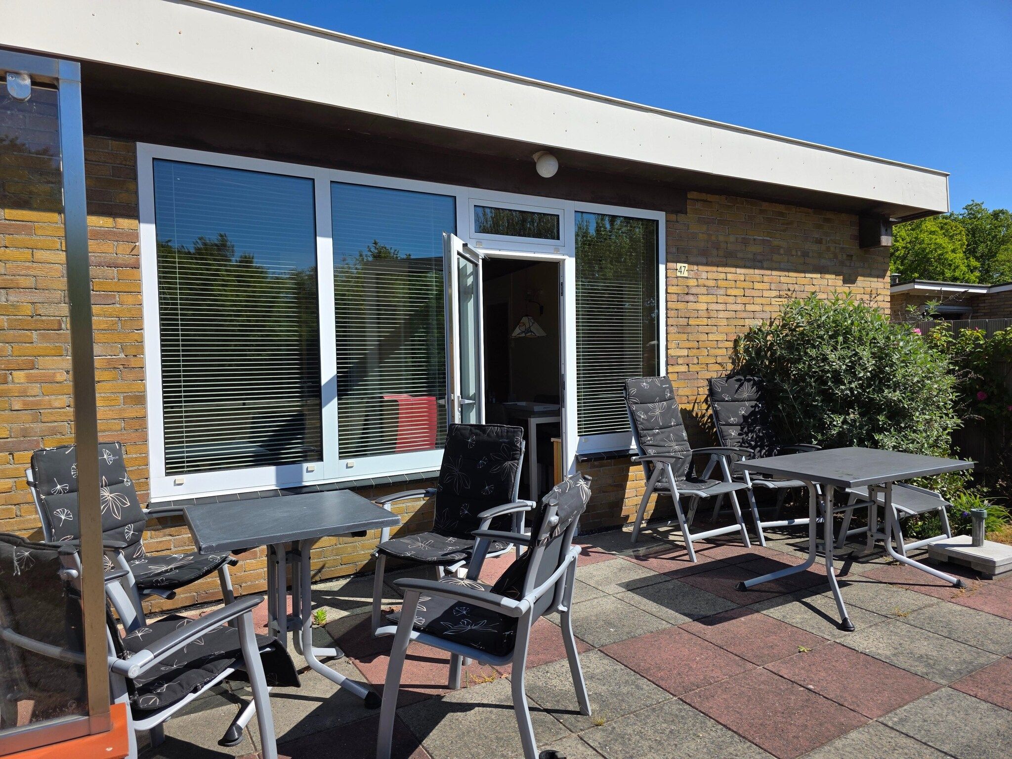 Het terras van Pelikaanweg 47 - Moha in De Koog