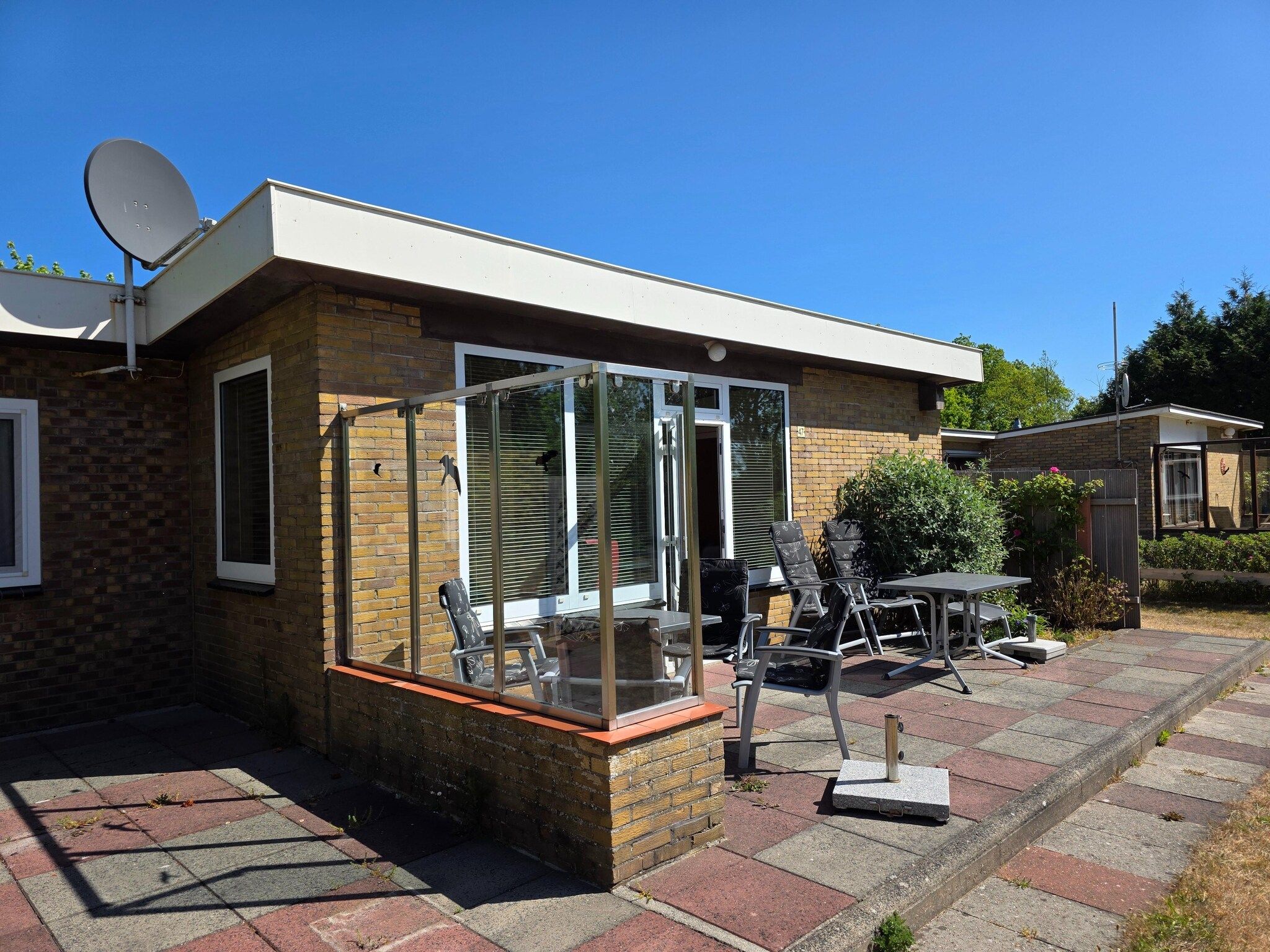 Het terras van Pelikaanweg 47 - Moha in De Koog