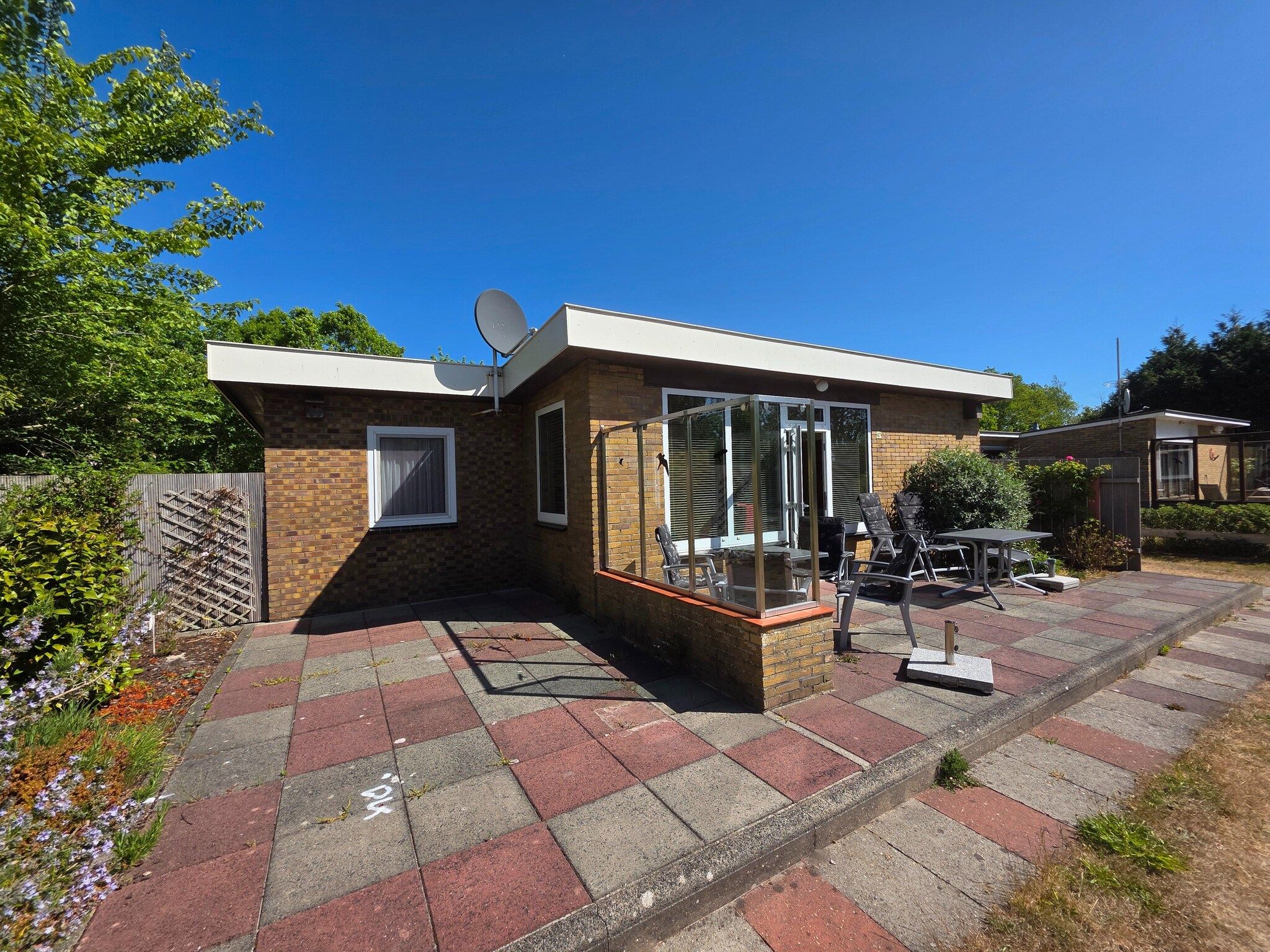 Het terras van Pelikaanweg 47 - Moha in De Koog