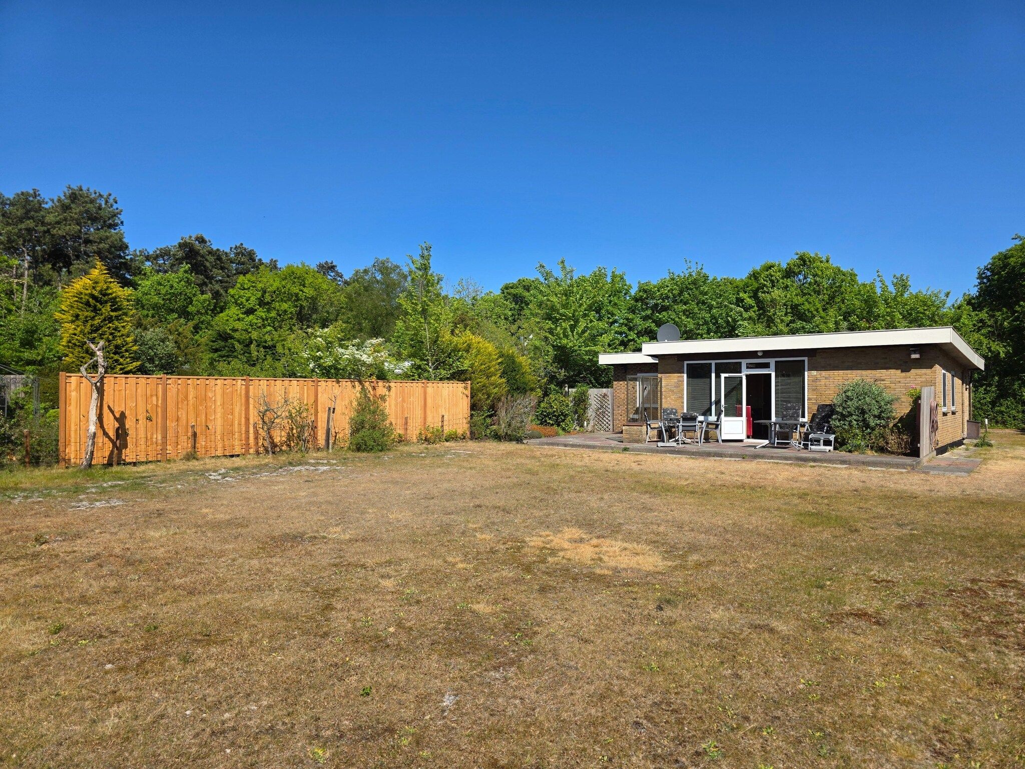 De tuin van Pelikaanweg 47 - Moha in De Koog