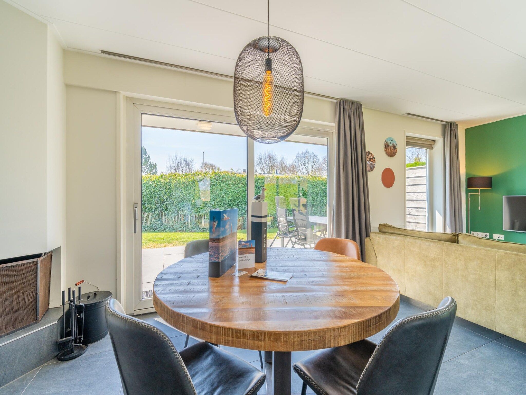 De eetkamer van Hoogelandt 90a in De Koog