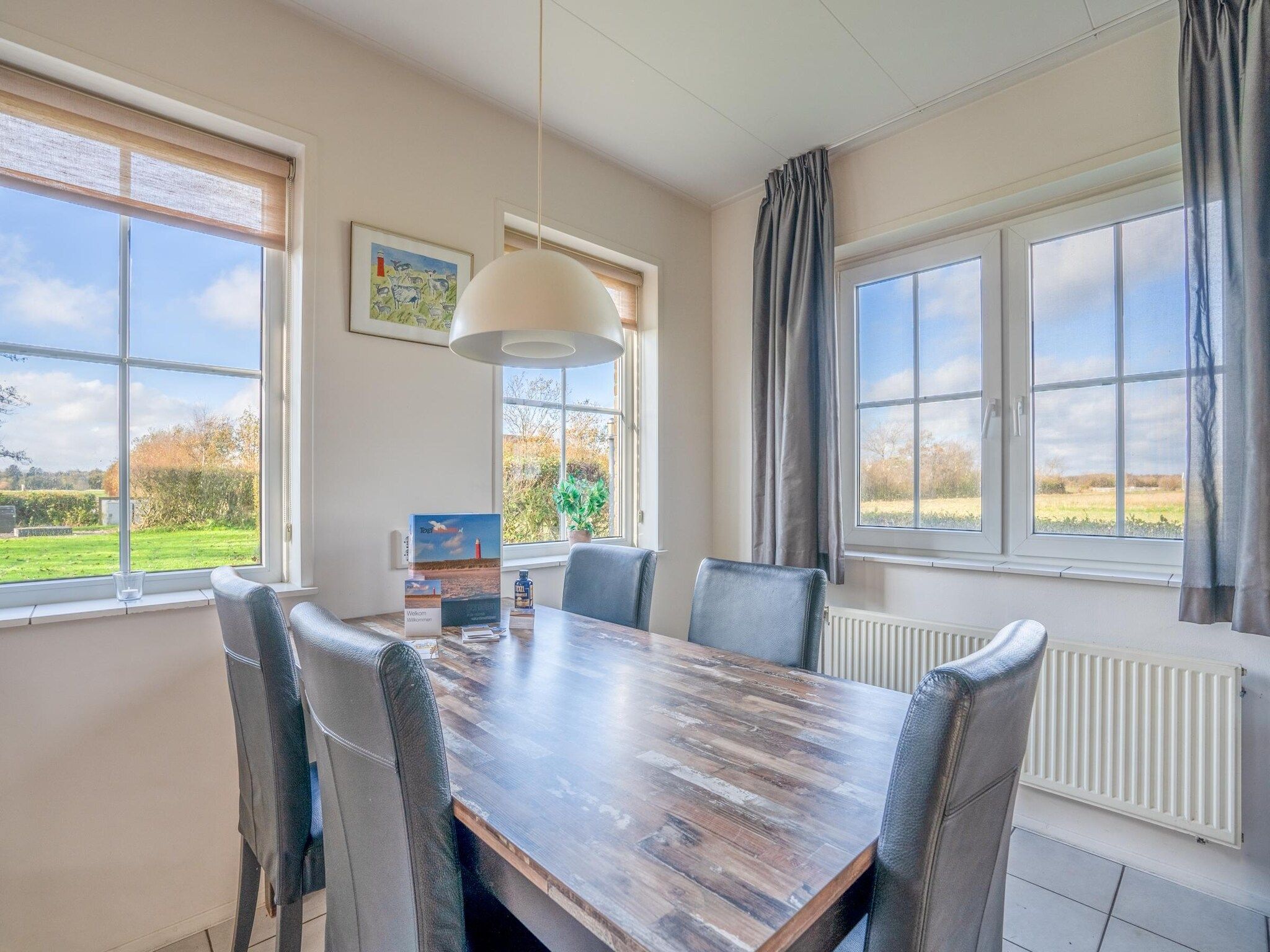 De eetkamer van De Annabella 13- De Tjiftjaf in De Koog