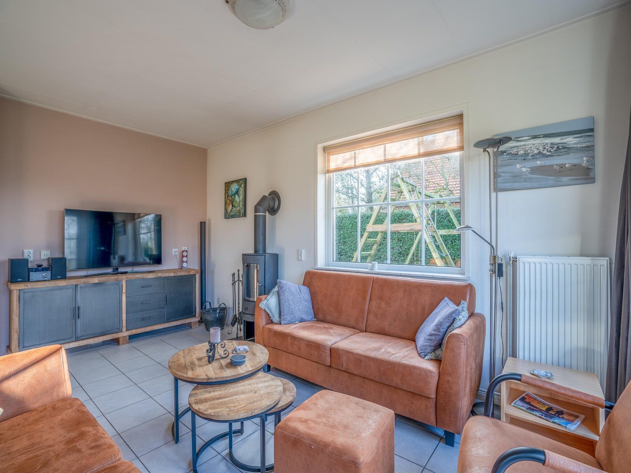 De woonkamer van De Annabella 13- De Tjiftjaf in De Koog