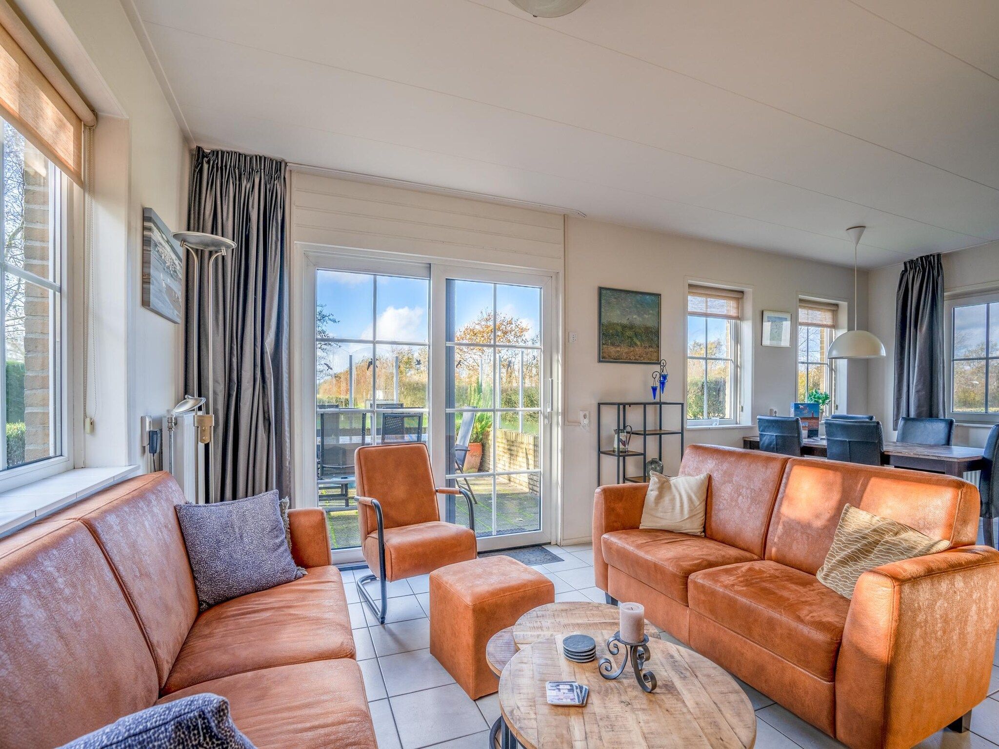 De woonkamer van De Annabella 13- De Tjiftjaf in De Koog