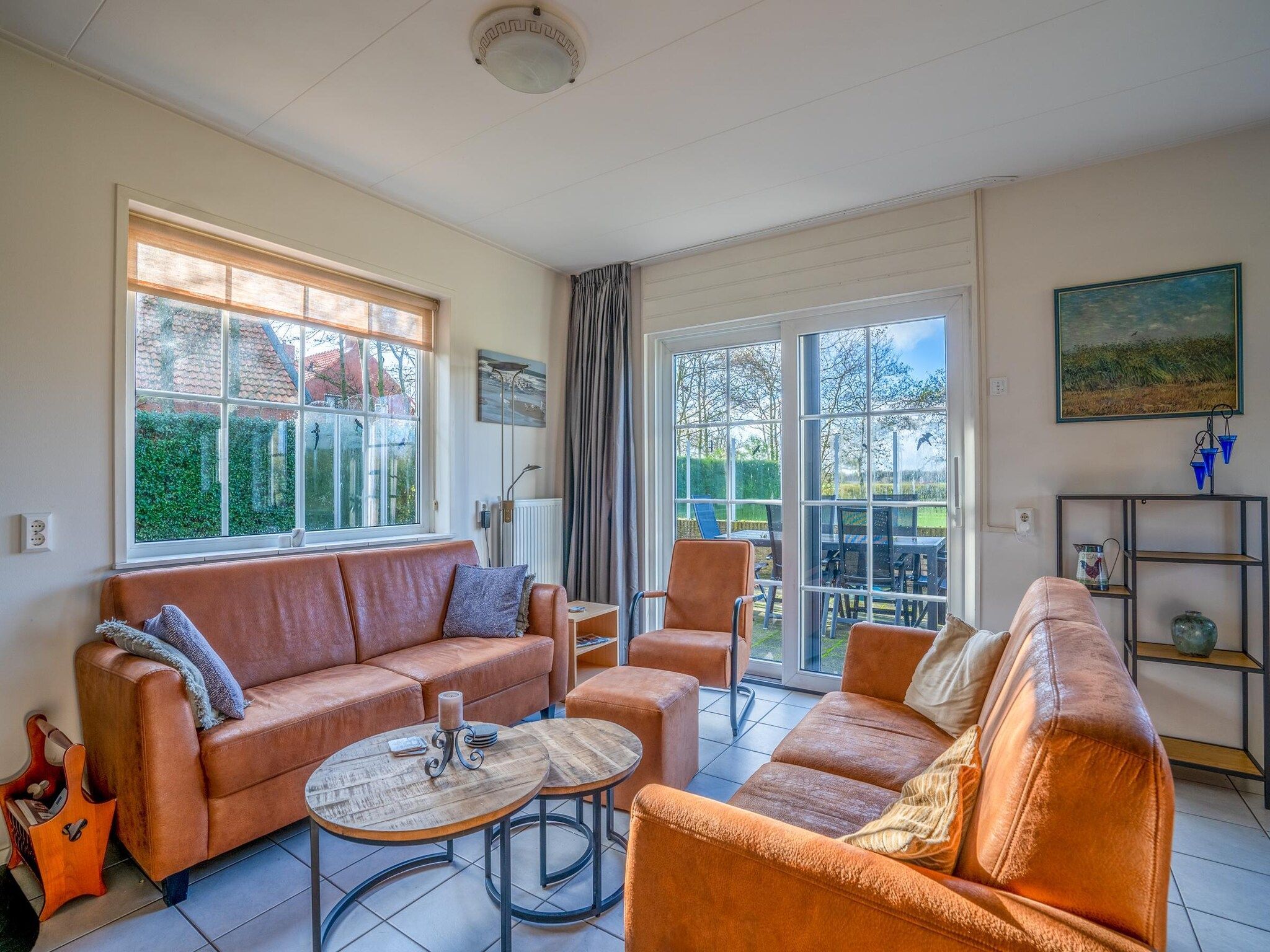 De woonkamer van De Annabella 13- De Tjiftjaf in De Koog