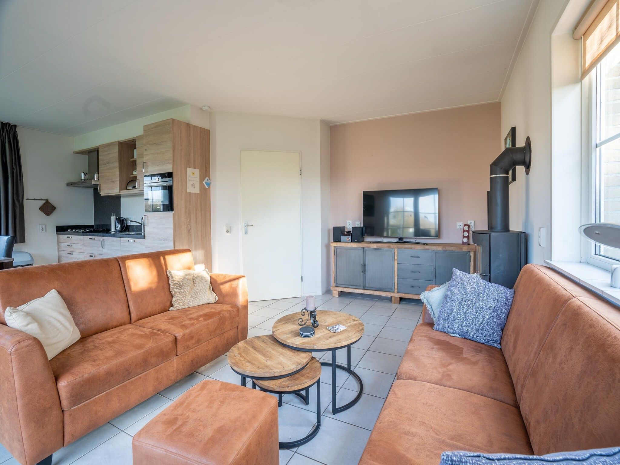 De woonkamer van De Annabella 13- De Tjiftjaf in De Koog