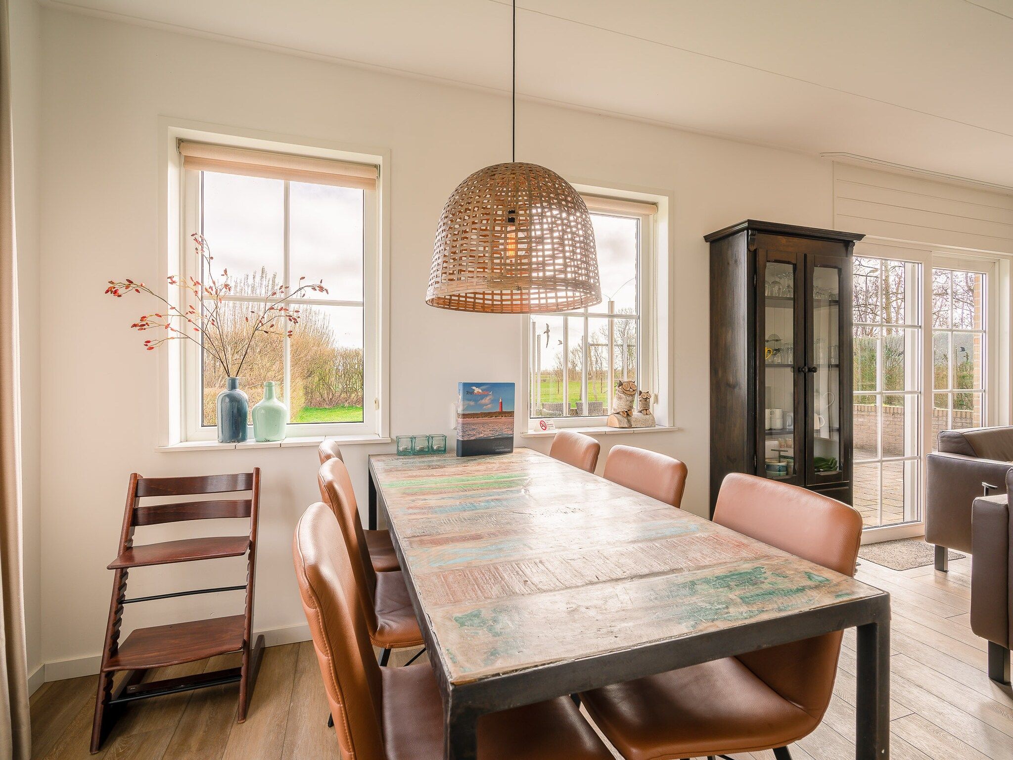 De eetkamer van De Annabella 11- De Zandhaas in De Koog