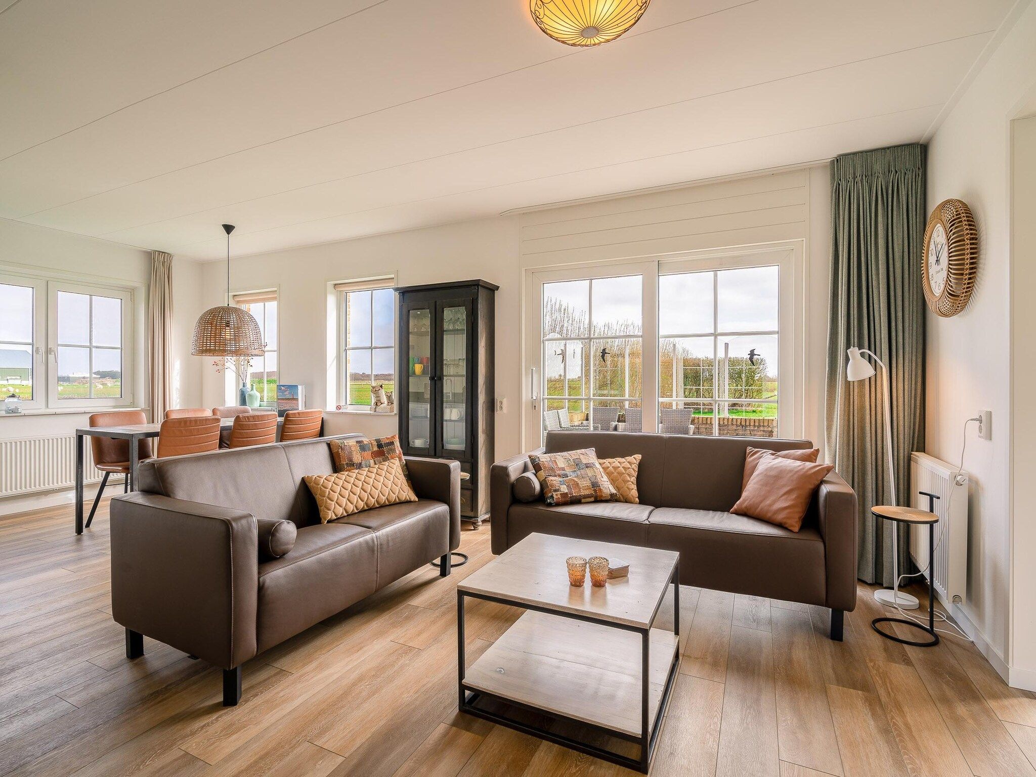 De woonkamer van De Annabella 11- De Zandhaas in De Koog