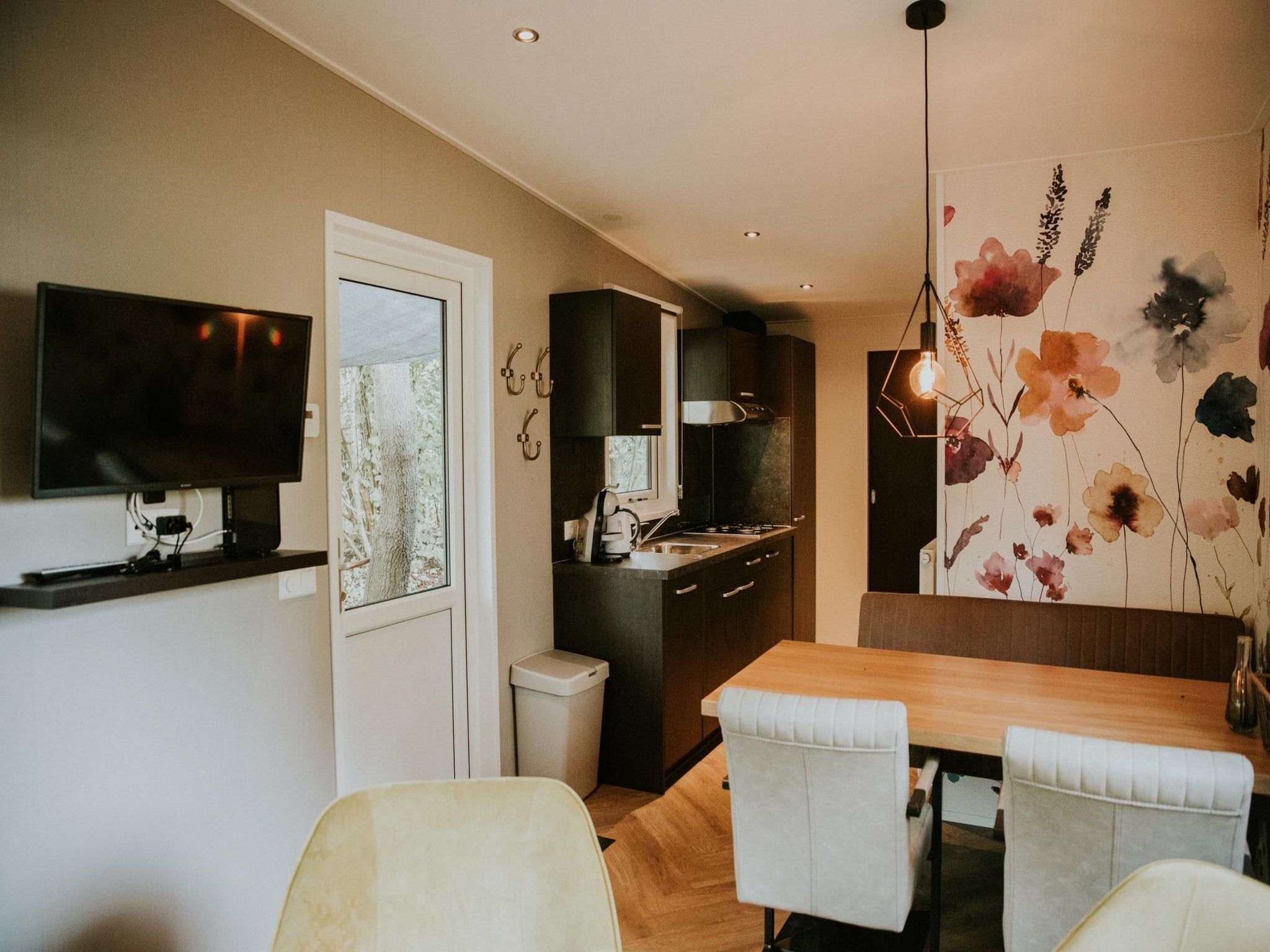 De eetkamer van Happy bee lodge l 5 persons in Balkbrug