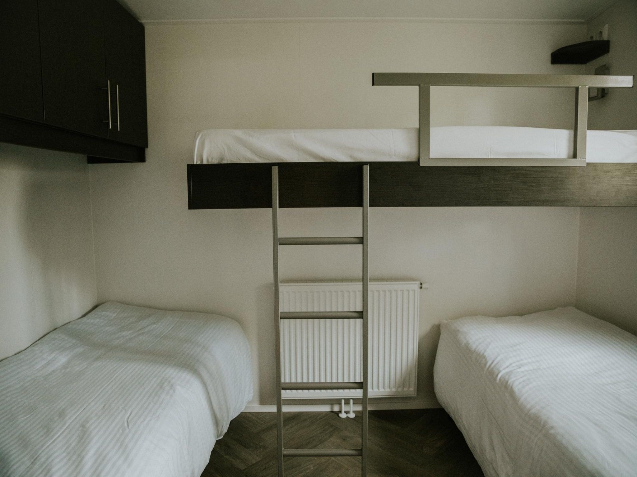 Een slaapkamer van Happy bee lodge l 5 persons in Balkbrug