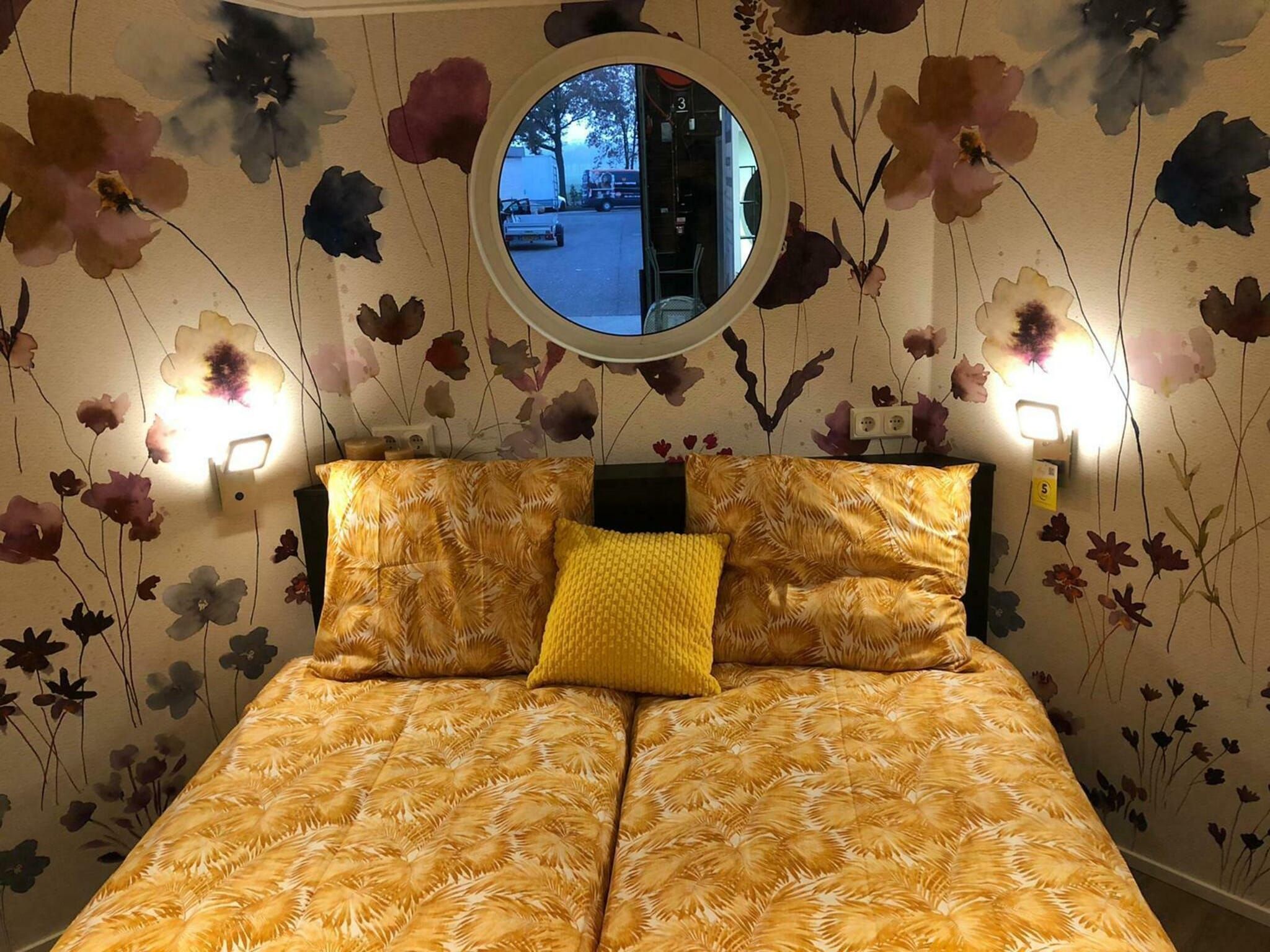 Een slaapkamer van Happy bee lodge l 5 persons in Balkbrug