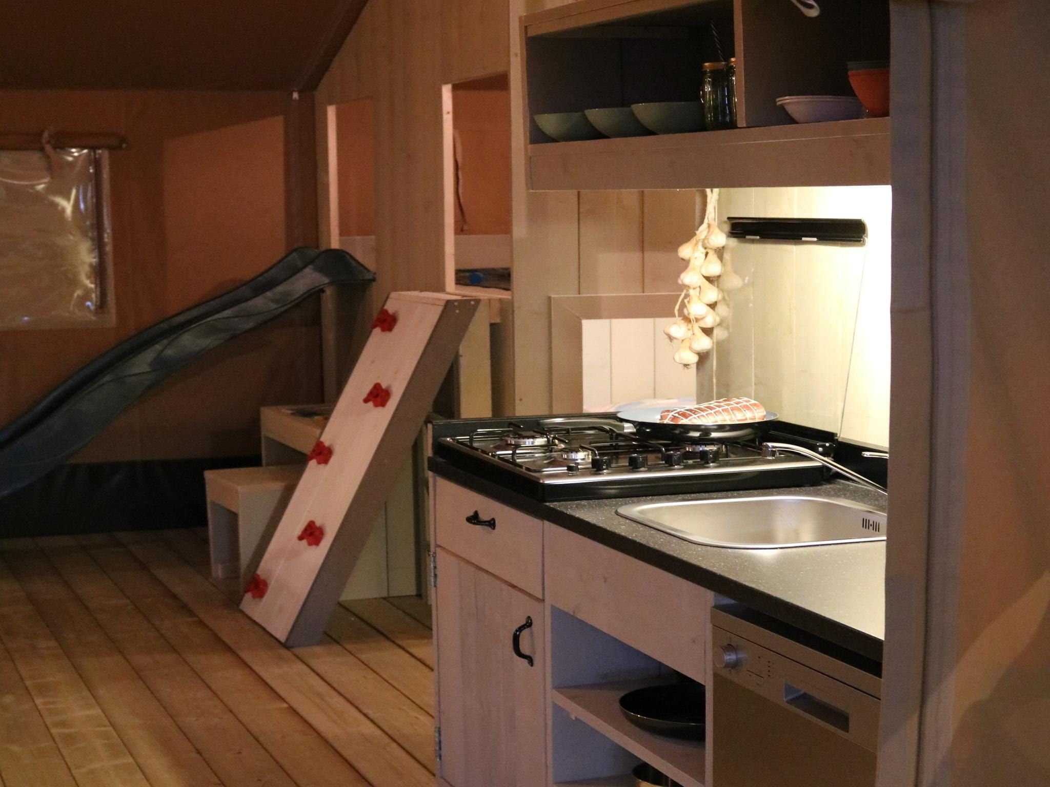 De keuken van Safari tent l 7 persoons in Balkbrug