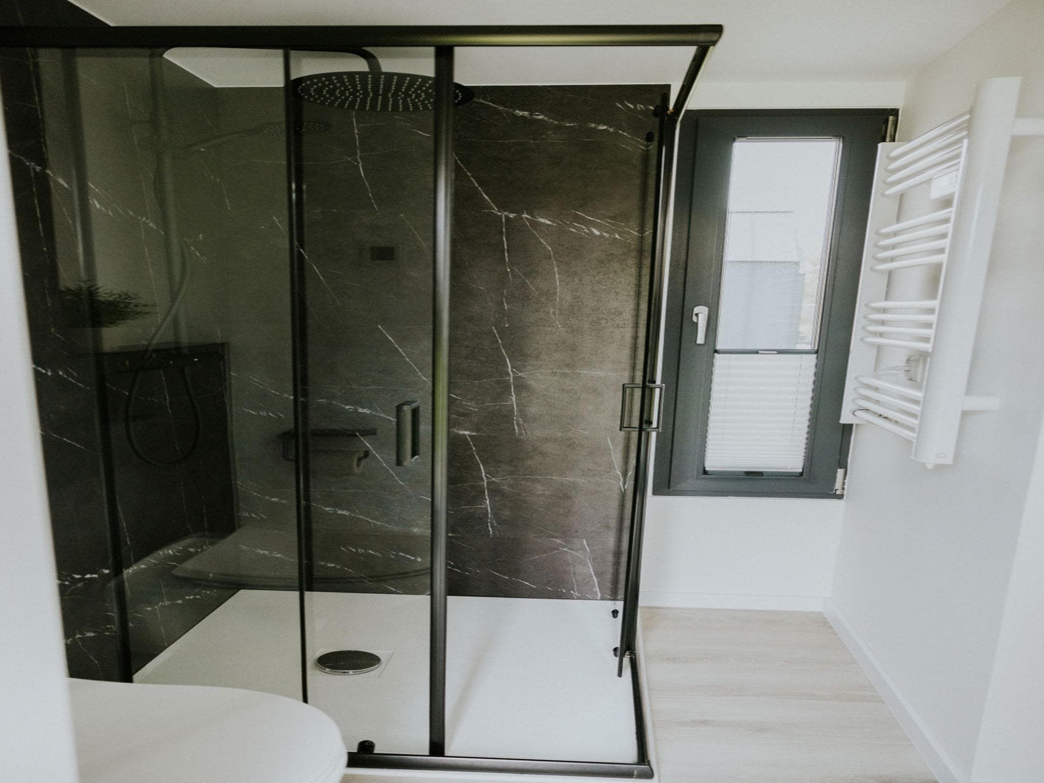 De badkamer van Tiny house XL | 2-4 persoons in Balkbrug