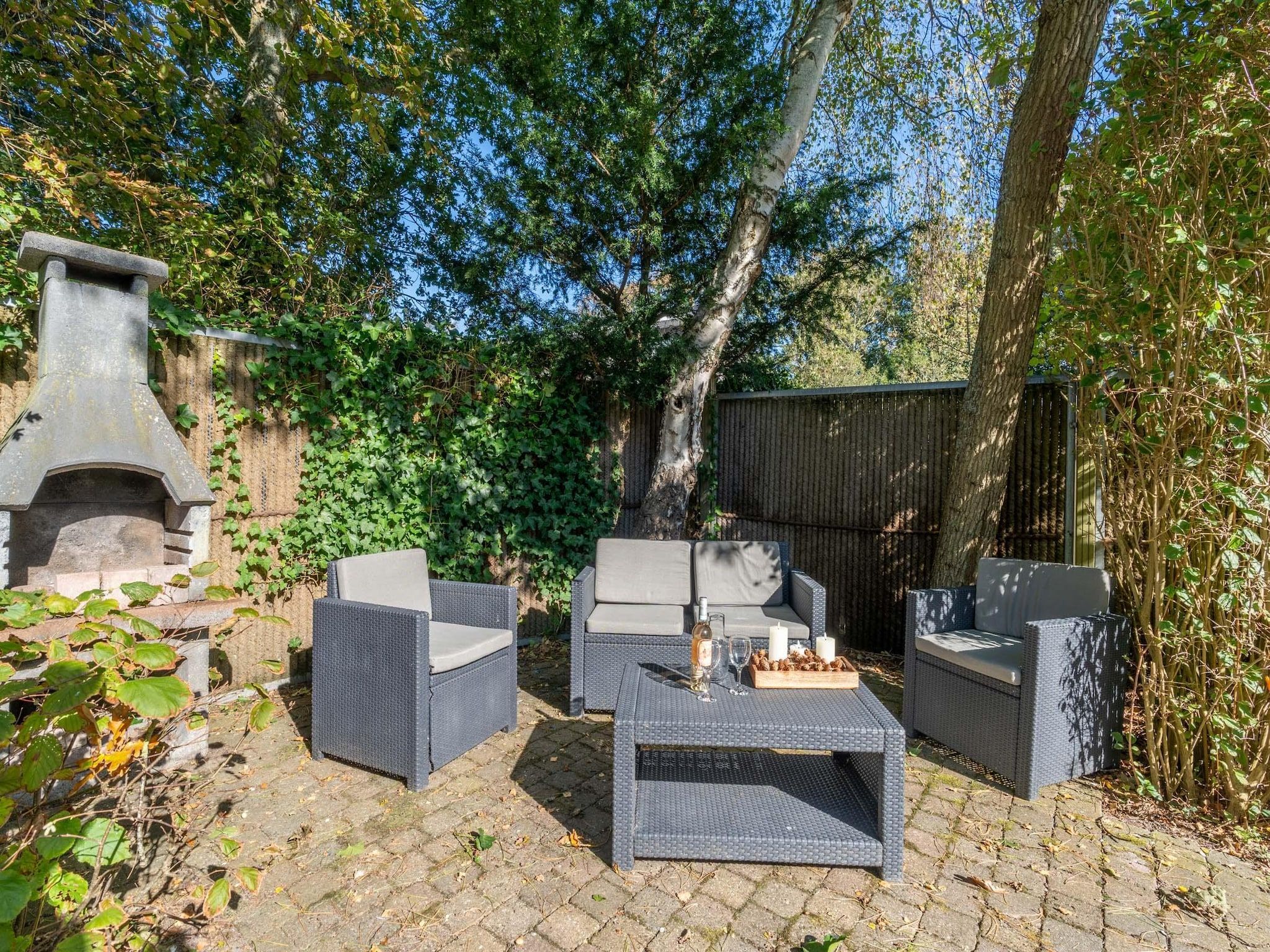 De tuin van Tempelierweg 22 in Den Burg
