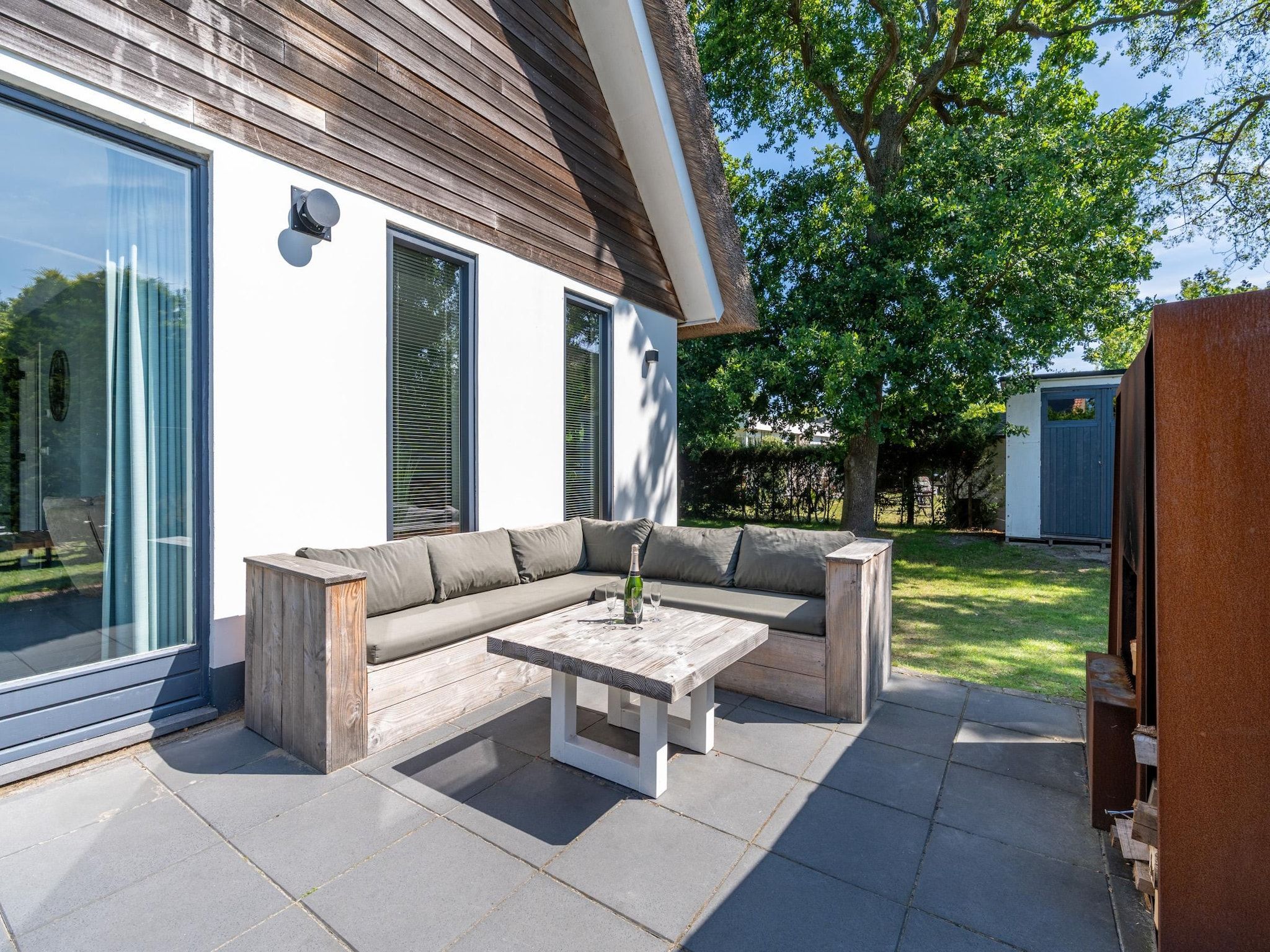 Het terras van Hoogelandt 126 in De Koog