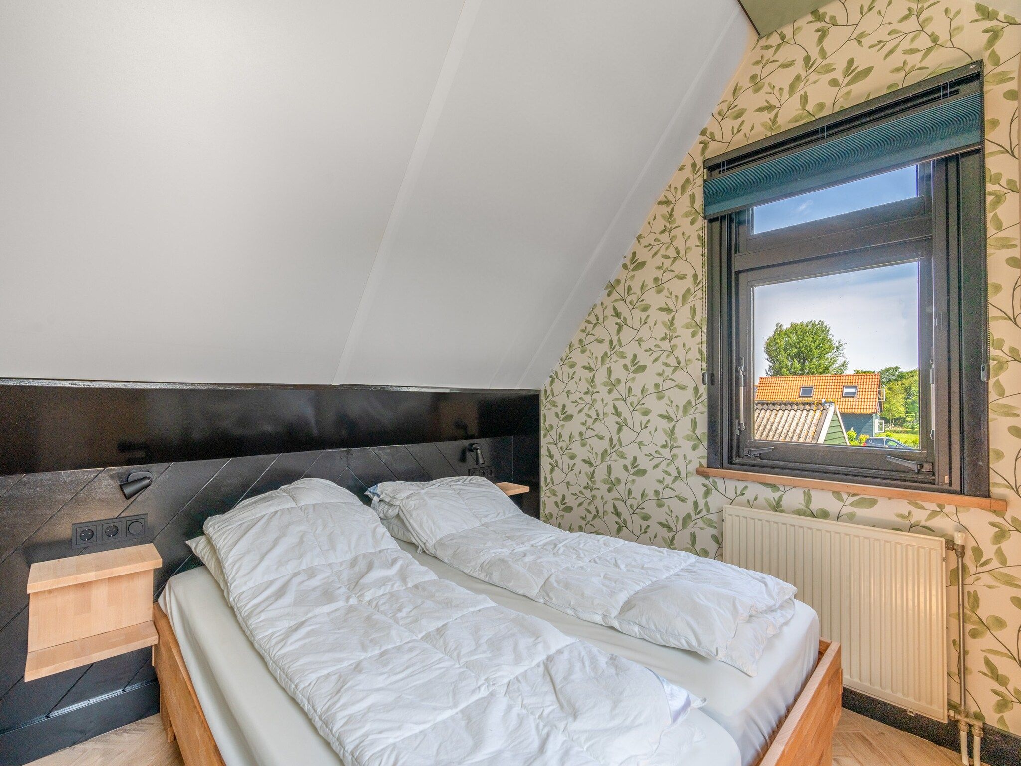 Een slaapkamer van Postweg 50 in De Cocksdorp