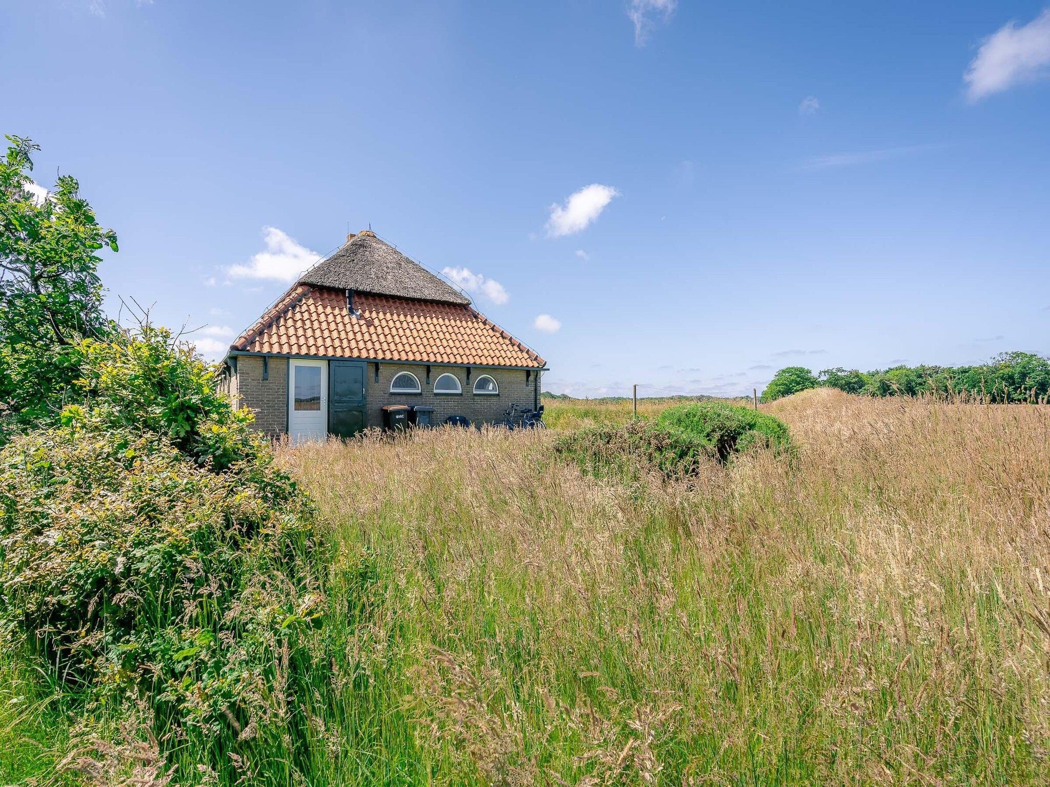 De buitenkant van De Boet Waalenburg in De Koog