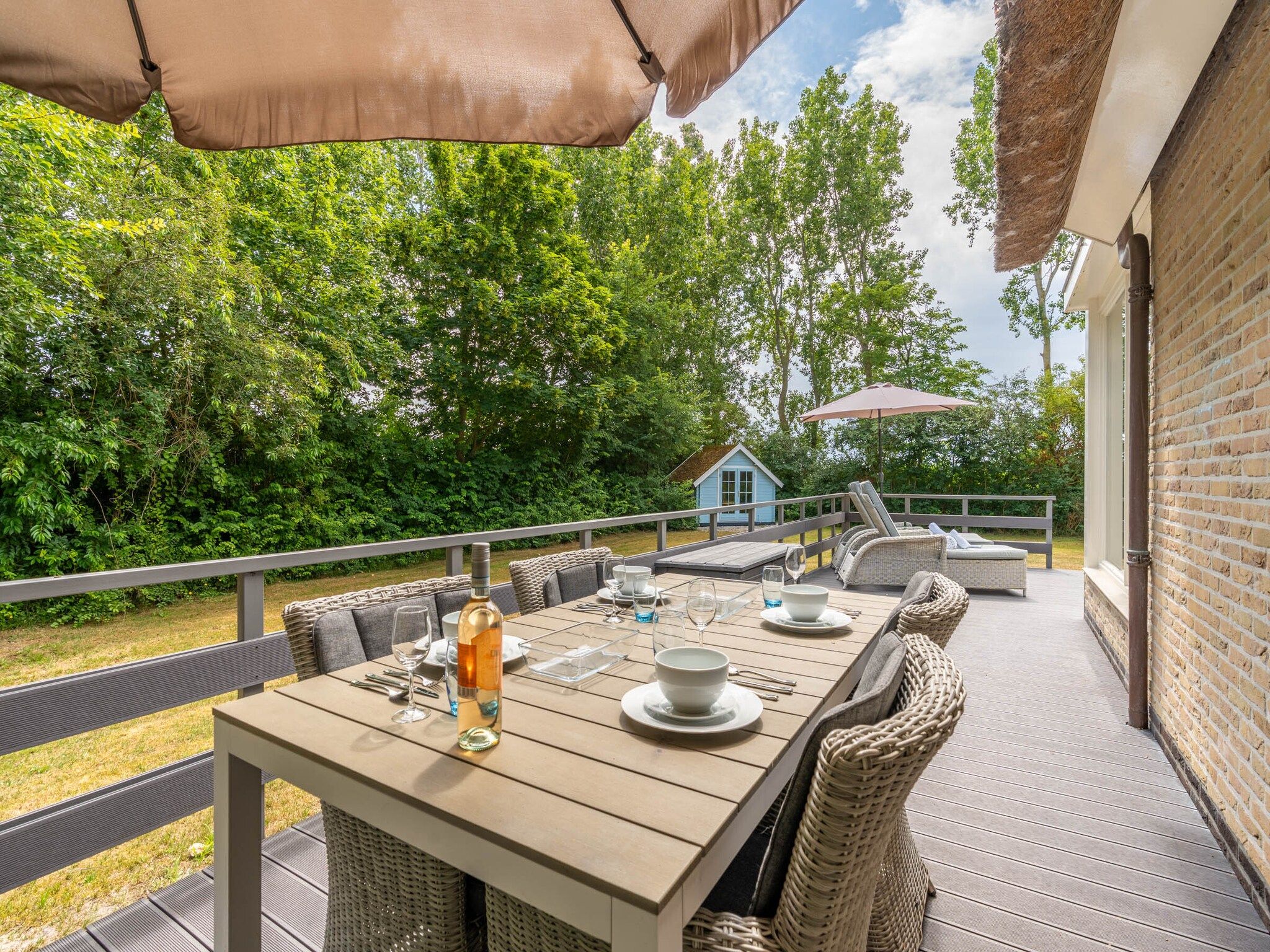 Het terras van Eb & Vloed in De Koog