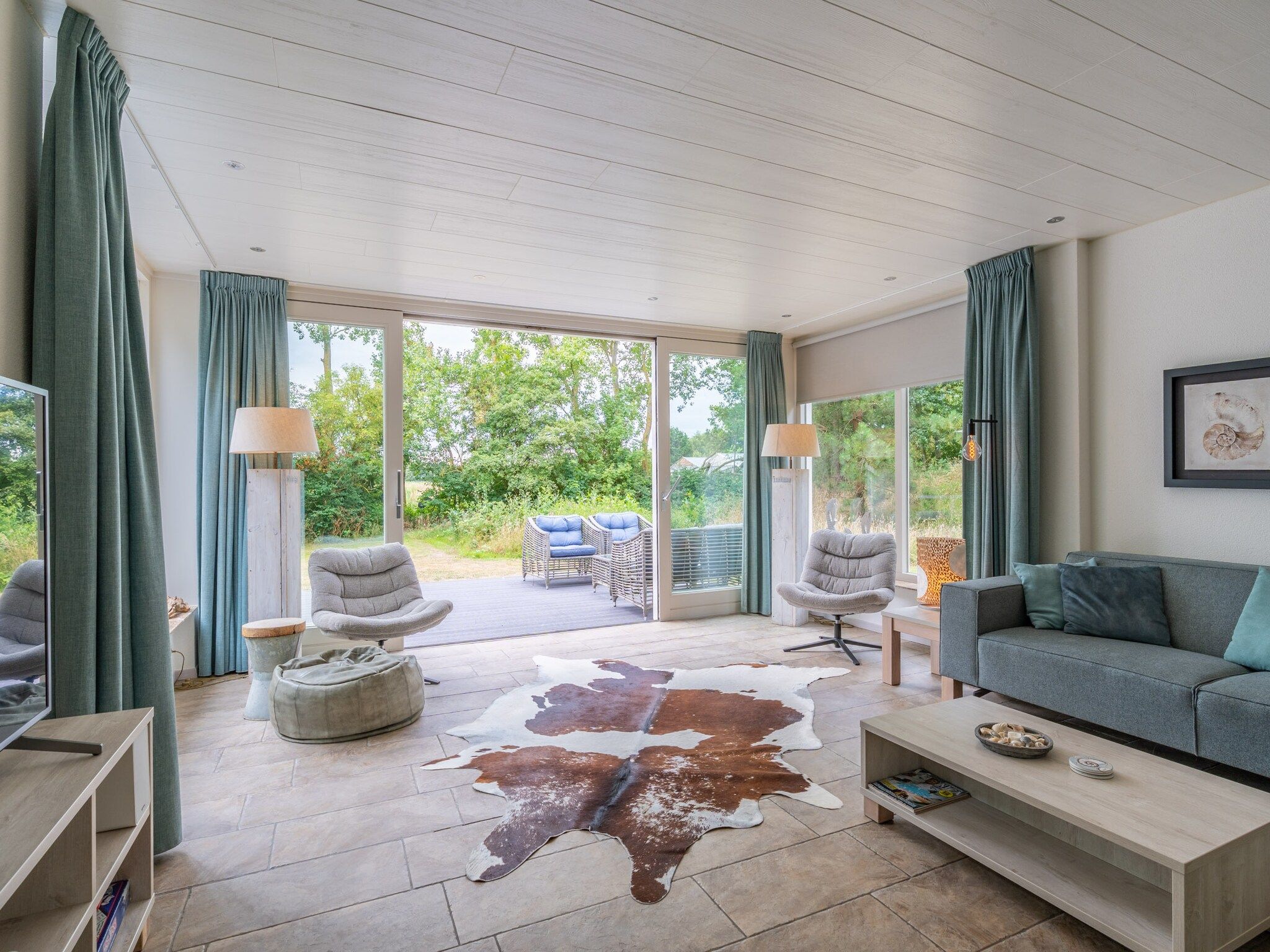 De woonkamer van Eb & Vloed in De Koog