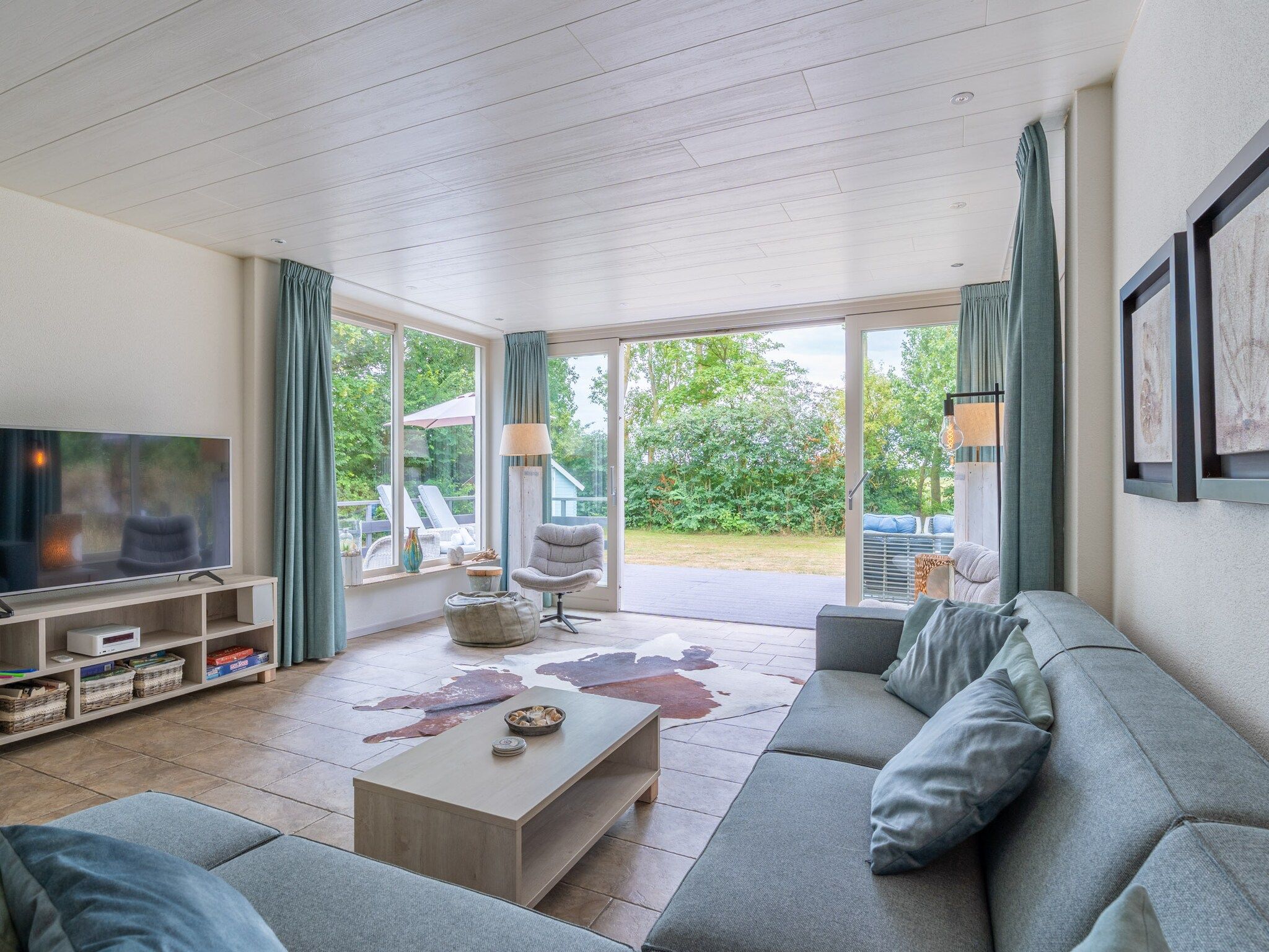 De woonkamer van Eb & Vloed in De Koog